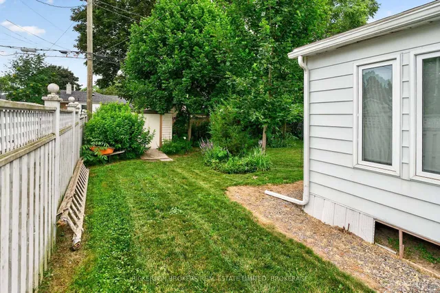 160 Elmwood Dr, Gananoque 4