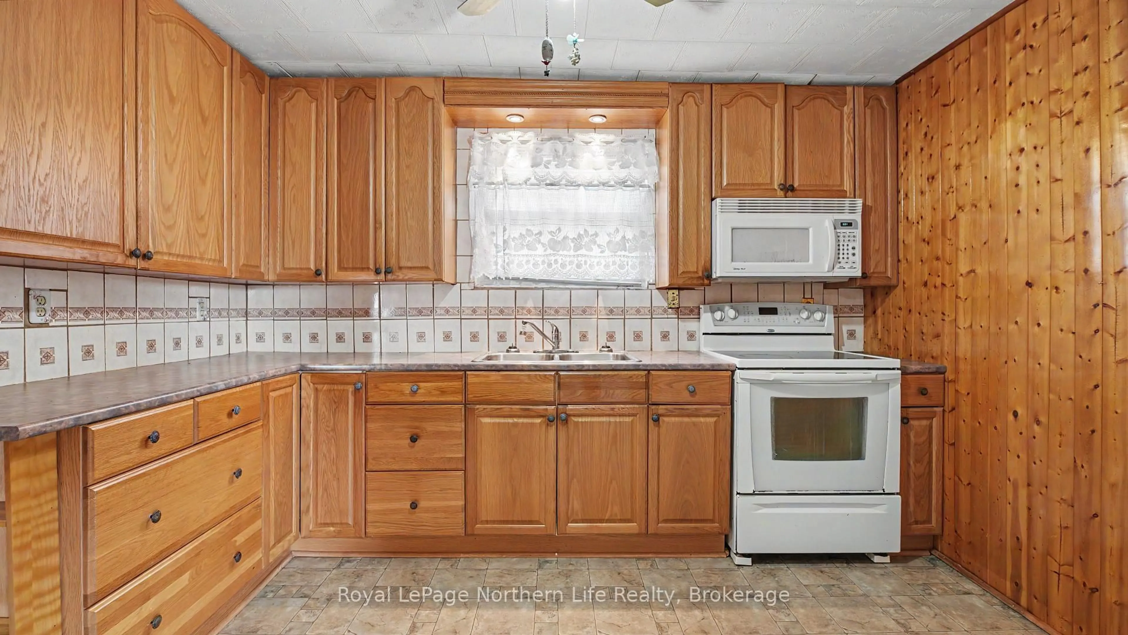 Standard kitchen, ceramic/tile floor for 1230 Douglas St, North Bay Ontario P1B 5R1