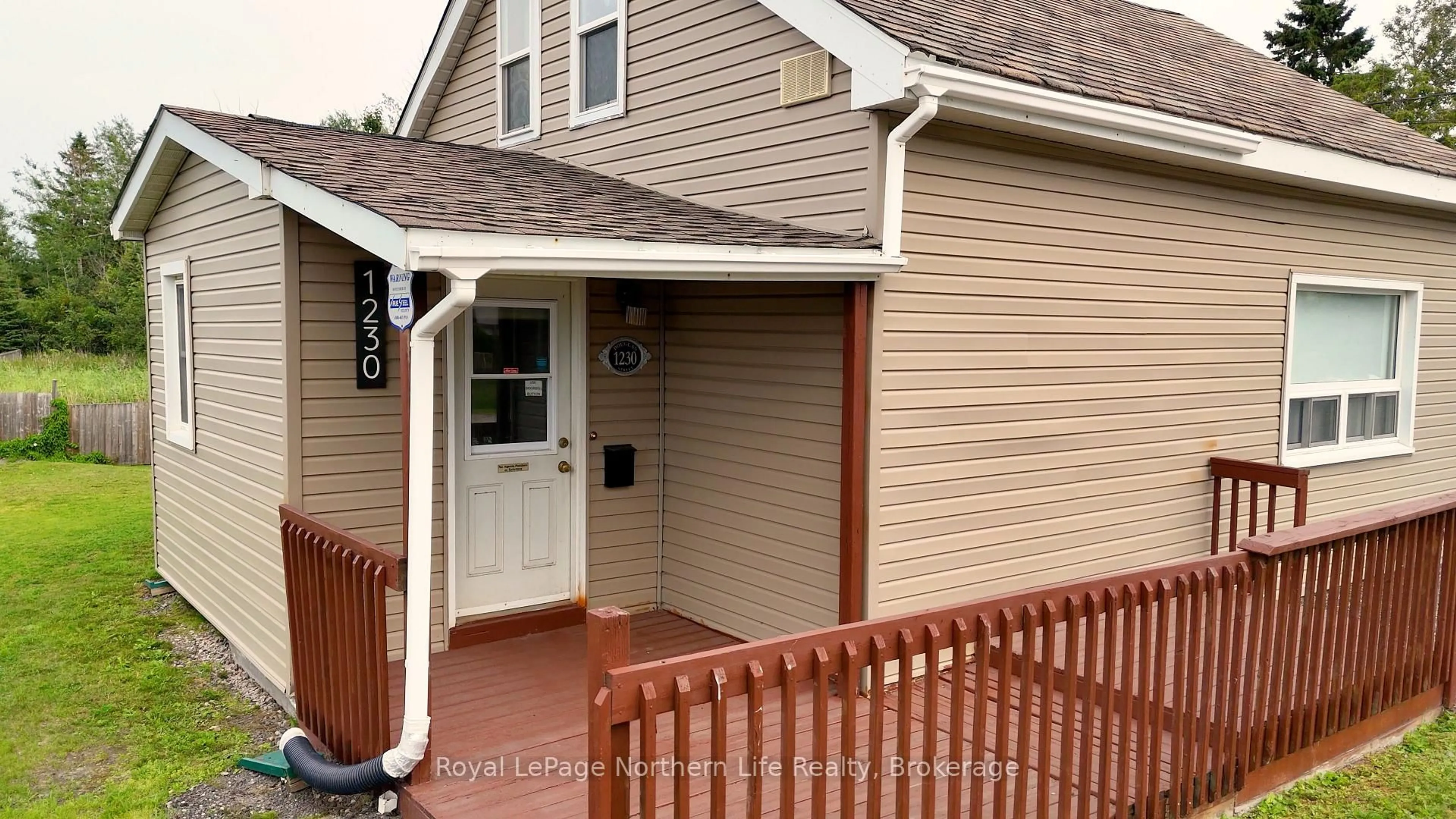 Home with vinyl exterior material, street for 1230 Douglas St, North Bay Ontario P1B 5R1