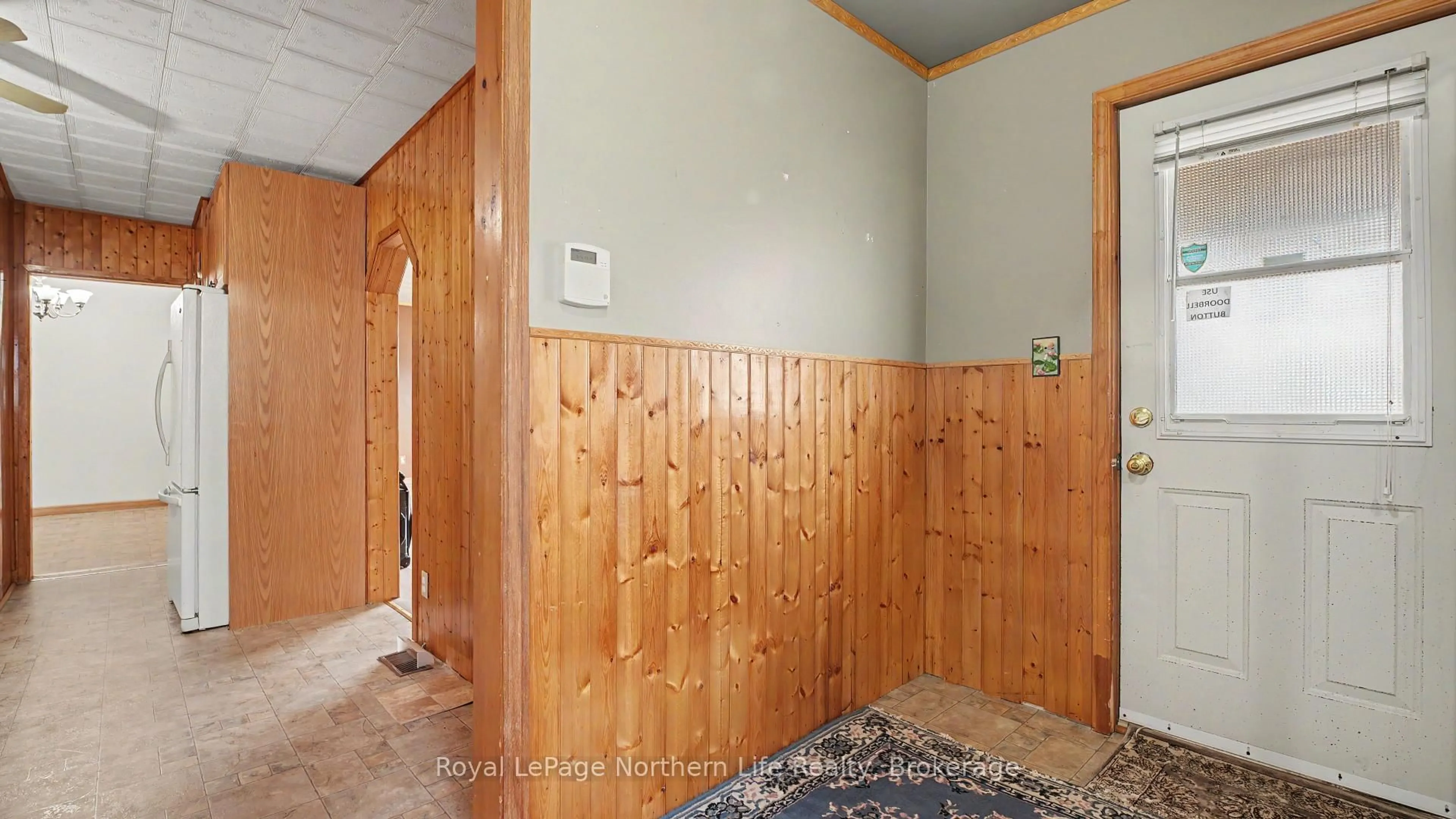 Indoor foyer for 1230 Douglas St, North Bay Ontario P1B 5R1