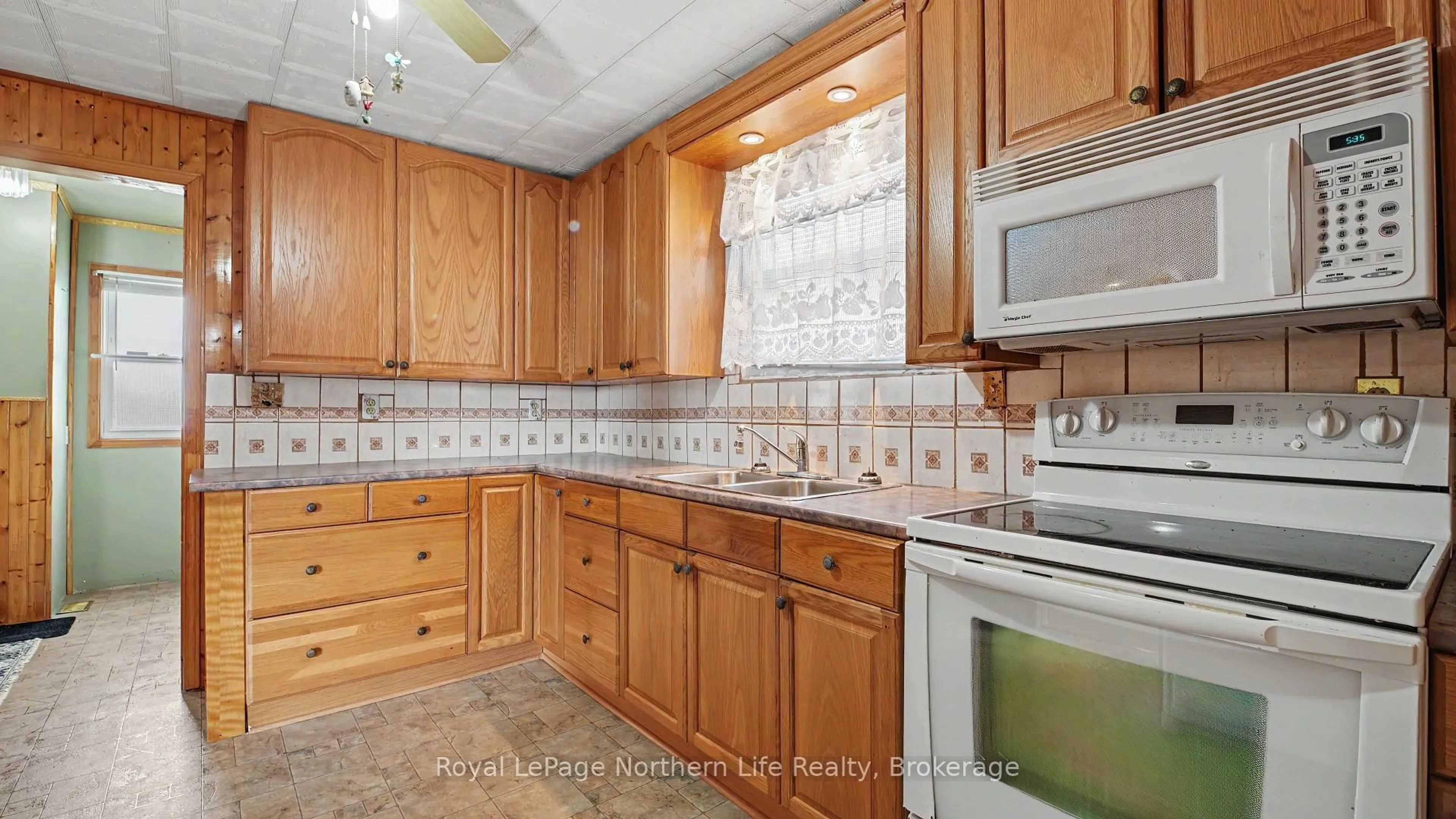 Standard kitchen, ceramic/tile floor for 1230 Douglas St, North Bay Ontario P1B 5R1