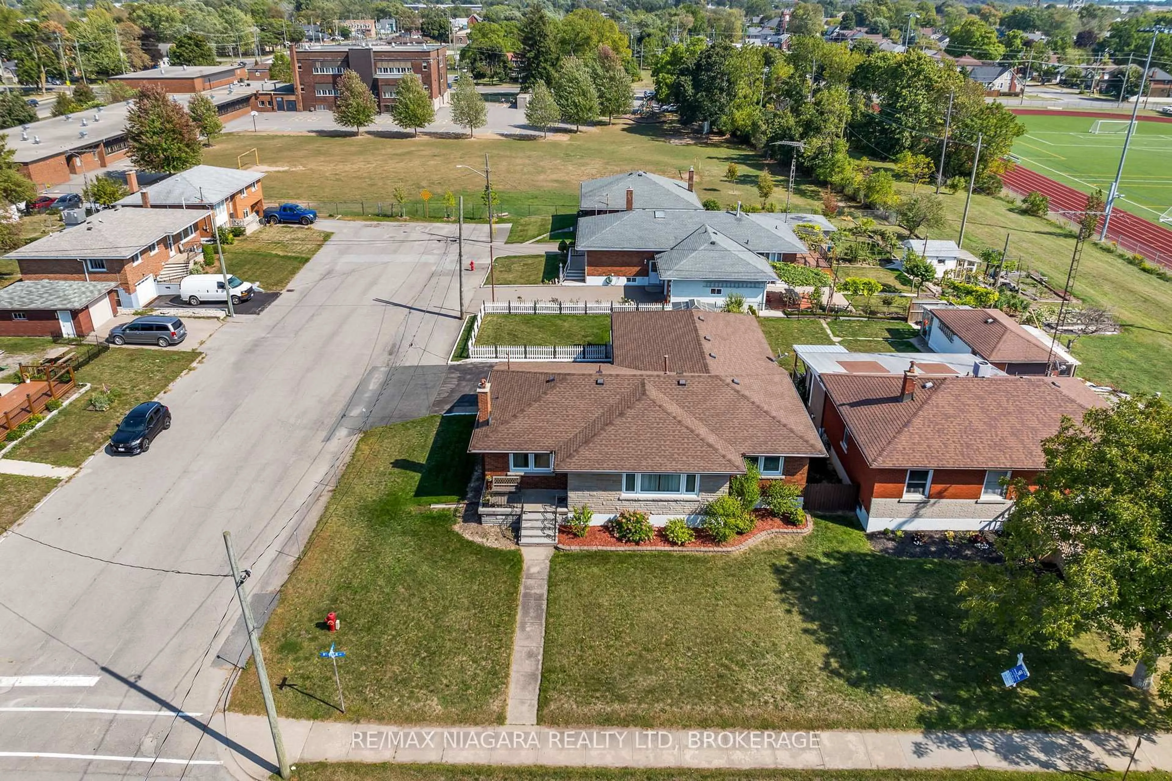 A pic from outside/outdoor area/front of a property/back of a property/a pic from drone, street for 419 Steele St, Port Colborne Ontario L3K 4Y1