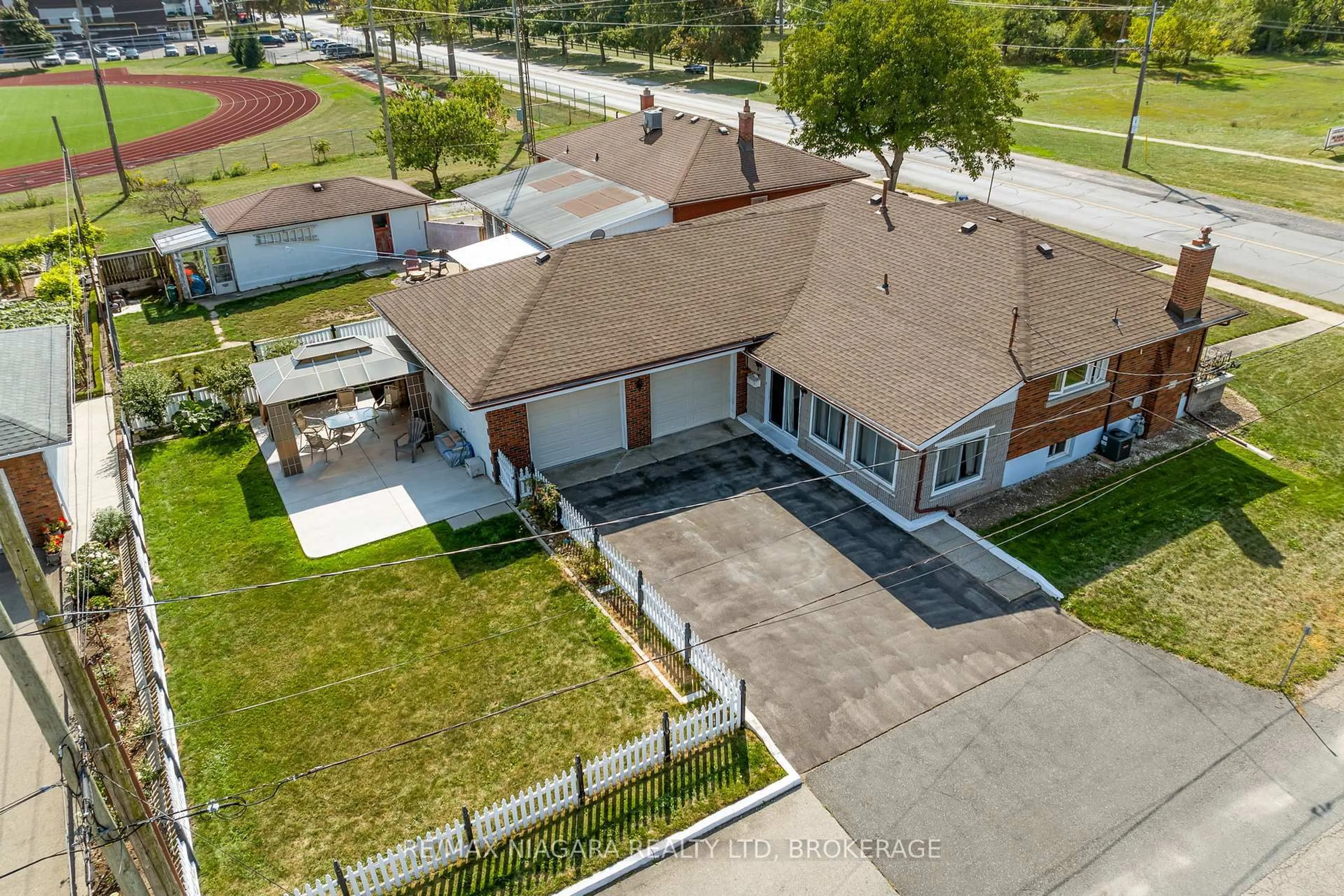 A pic from outside/outdoor area/front of a property/back of a property/a pic from drone, street for 419 Steele St, Port Colborne Ontario L3K 4Y1