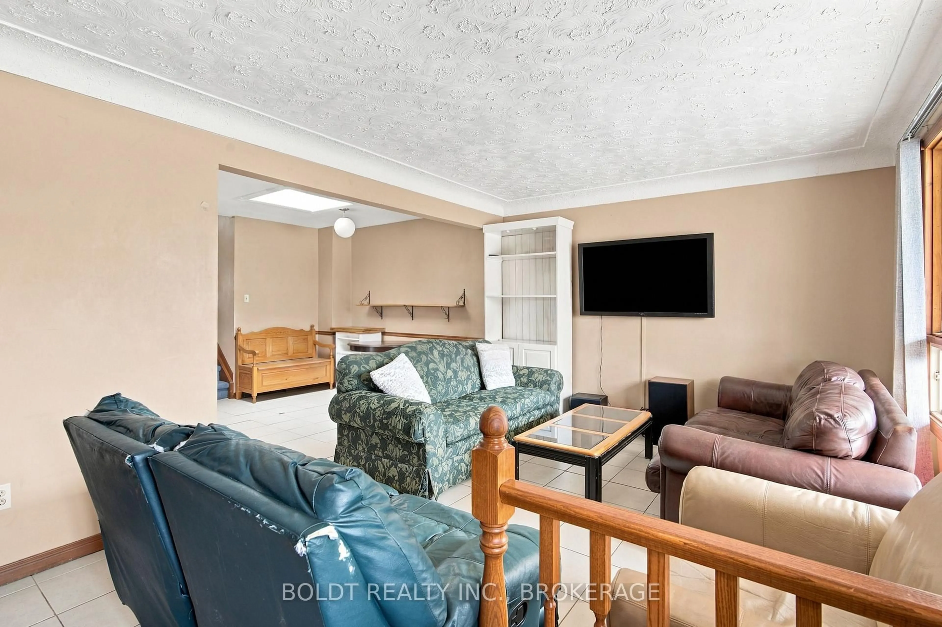 Living room with furniture, unknown for 44 Culligan Cres, Thorold Ontario L2V 4P1