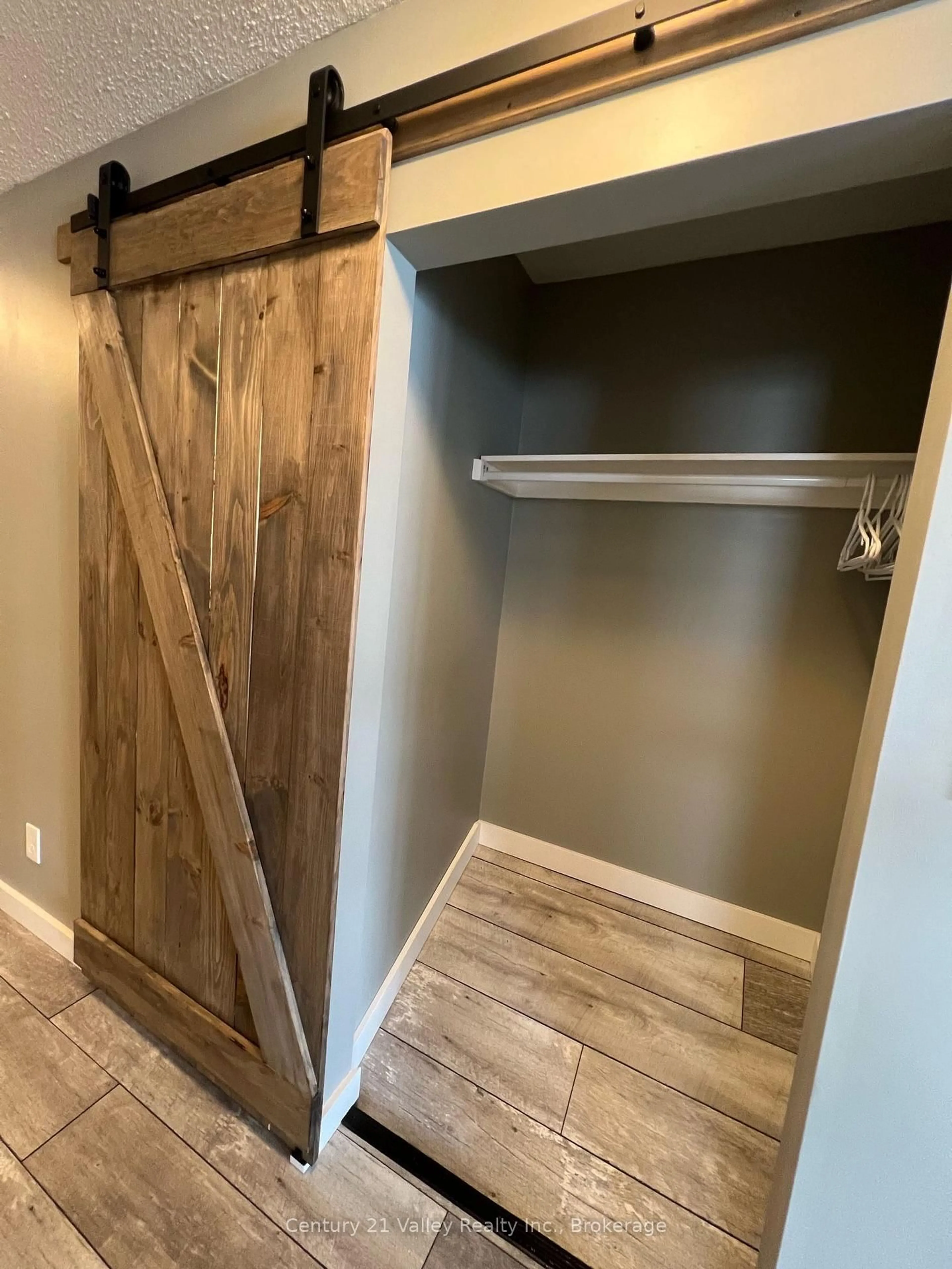 Indoor entryway for 689 Fourth St, Renfrew Ontario K7V 1H2