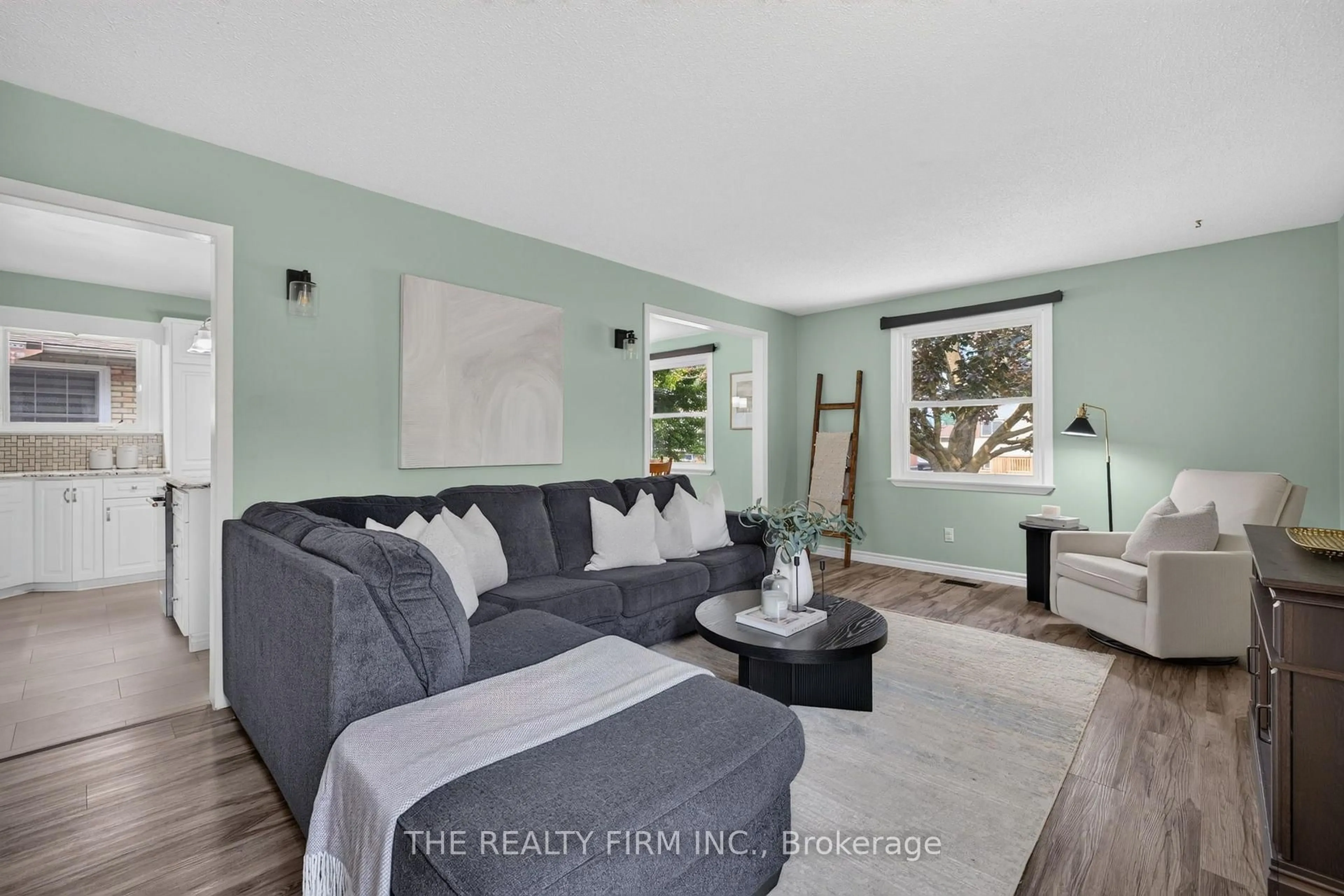 Living room with furniture, unknown for 23 Confederation Dr, St. Thomas Ontario N5P 3P1