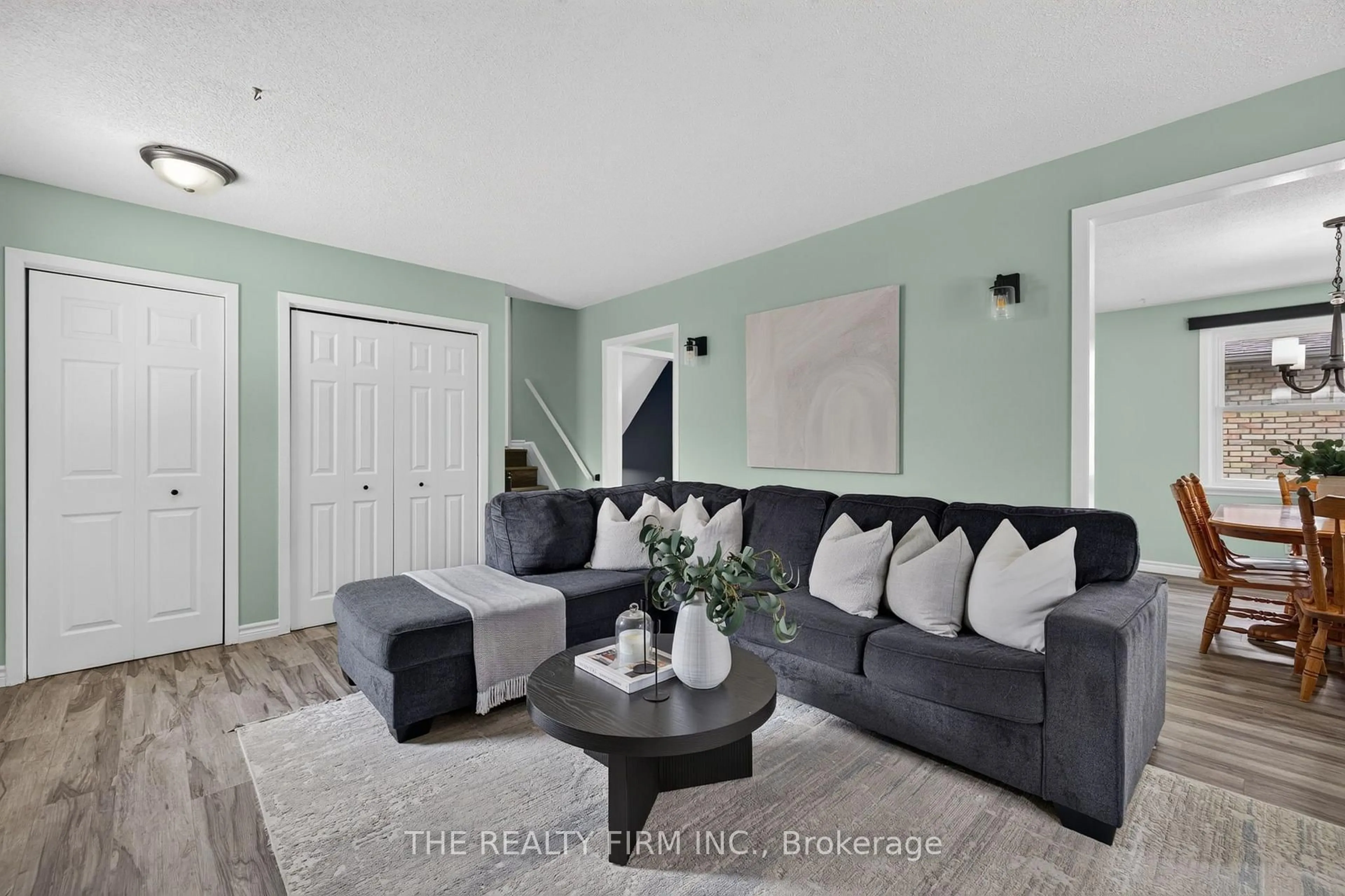Living room with furniture, unknown for 23 Confederation Dr, St. Thomas Ontario N5P 3P1