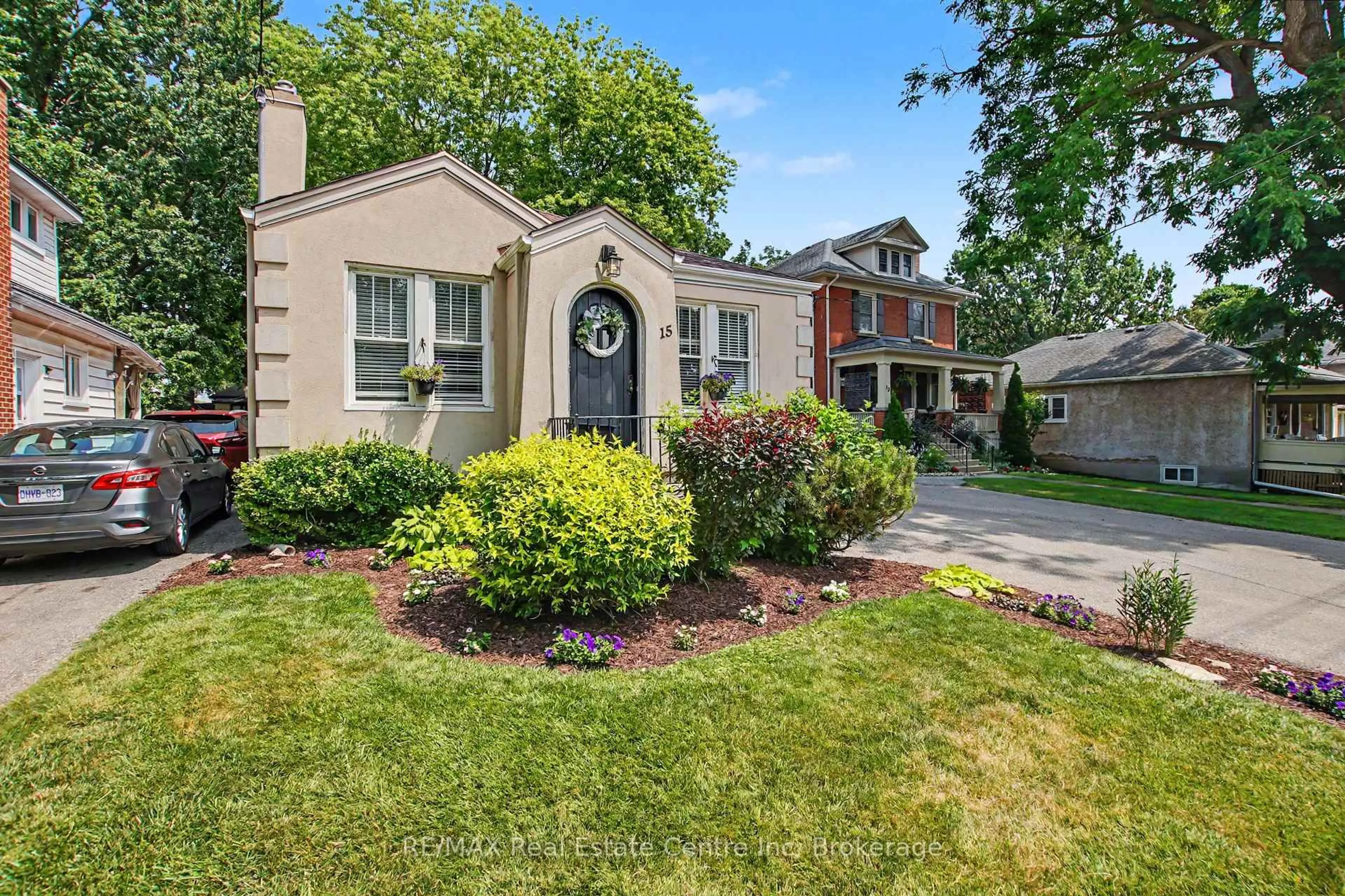 Home with brick exterior material, street for 15 Elgin St, Cambridge Ontario N1R 5G8
