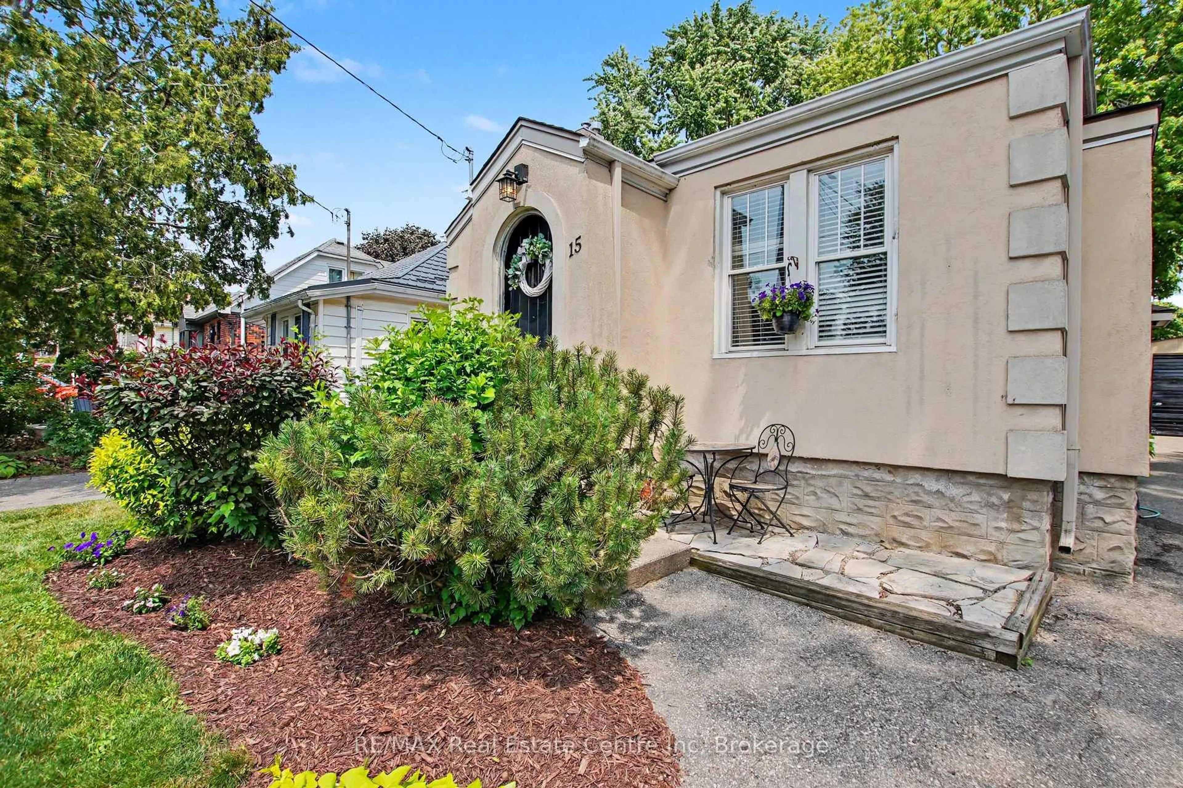 Patio, street for 15 Elgin St, Cambridge Ontario N1R 5G8