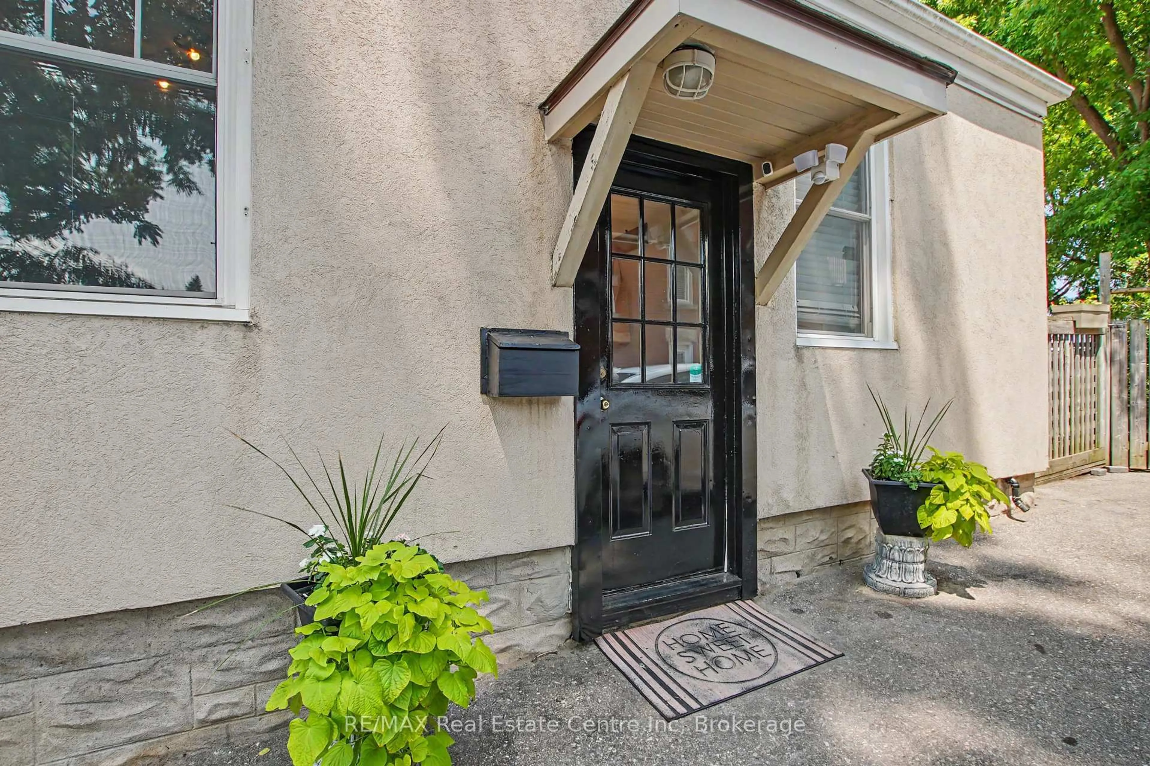 Indoor entryway for 15 Elgin St, Cambridge Ontario N1R 5G8