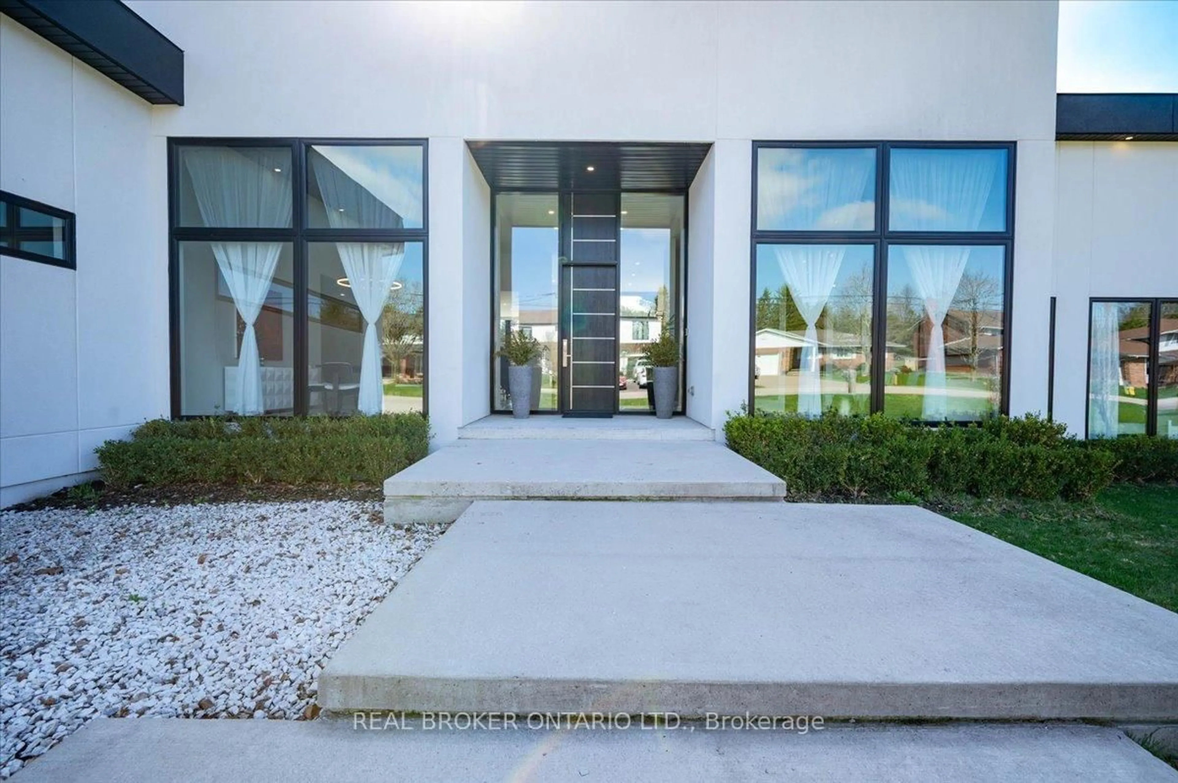 Indoor foyer for 1448 MANNHEIM Rd, Wilmot Ontario N0B 2H0