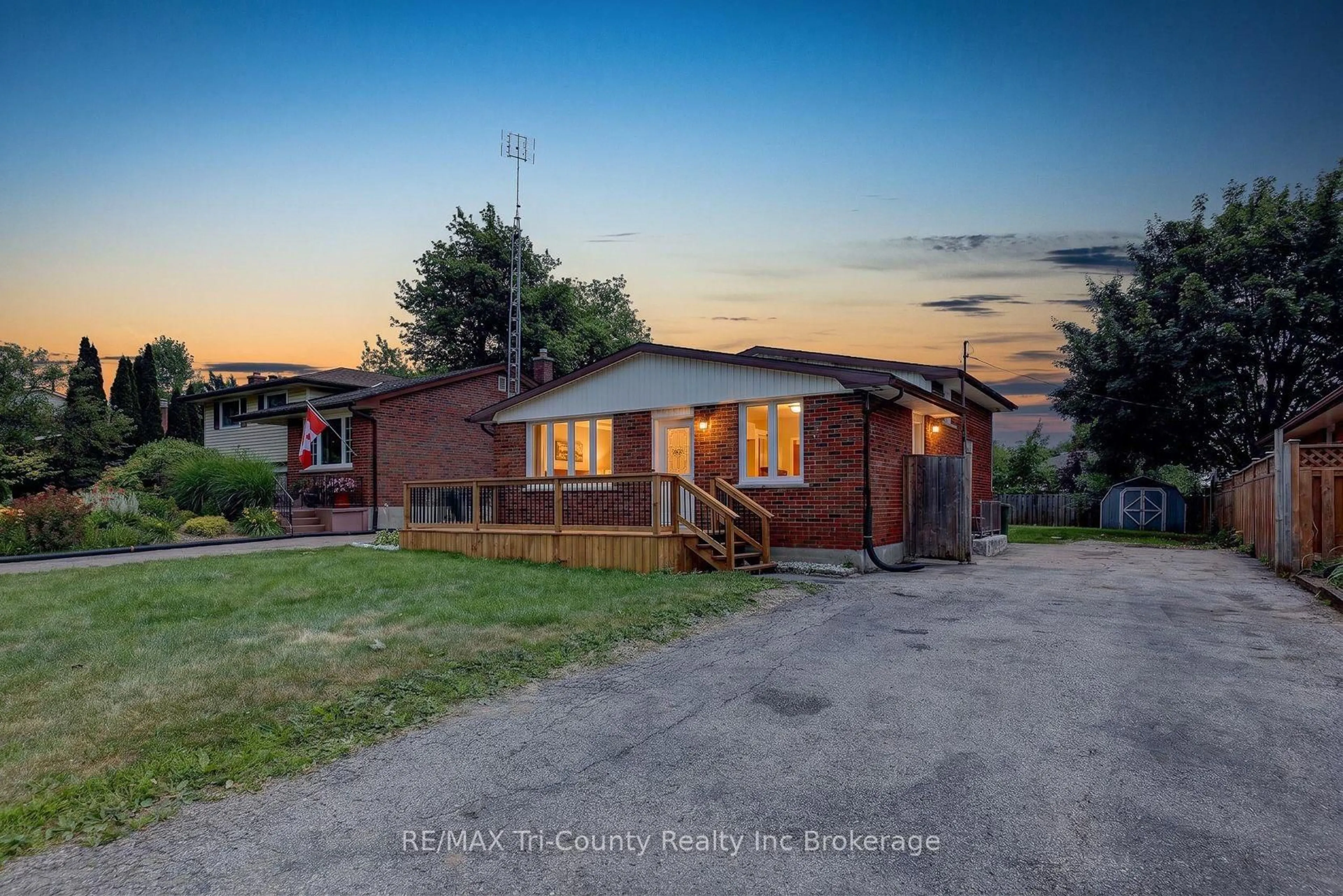 A pic from outside/outdoor area/front of a property/back of a property/a pic from drone, unknown for 61 Airey Ave, St. Thomas Ontario N5R 1E1