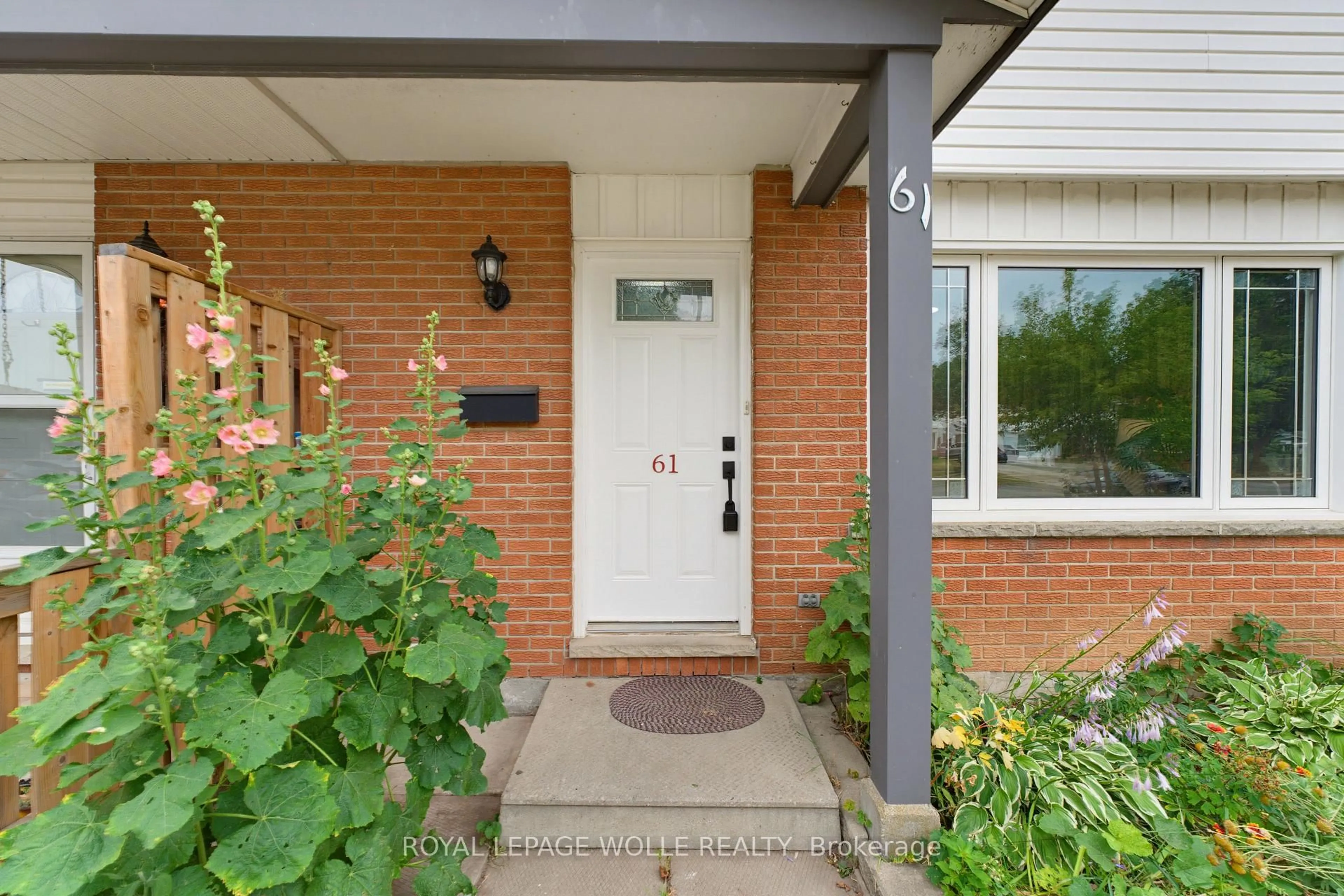 Indoor entryway for 61 Balfour Cres, Kitchener Ontario N2C 1Z6