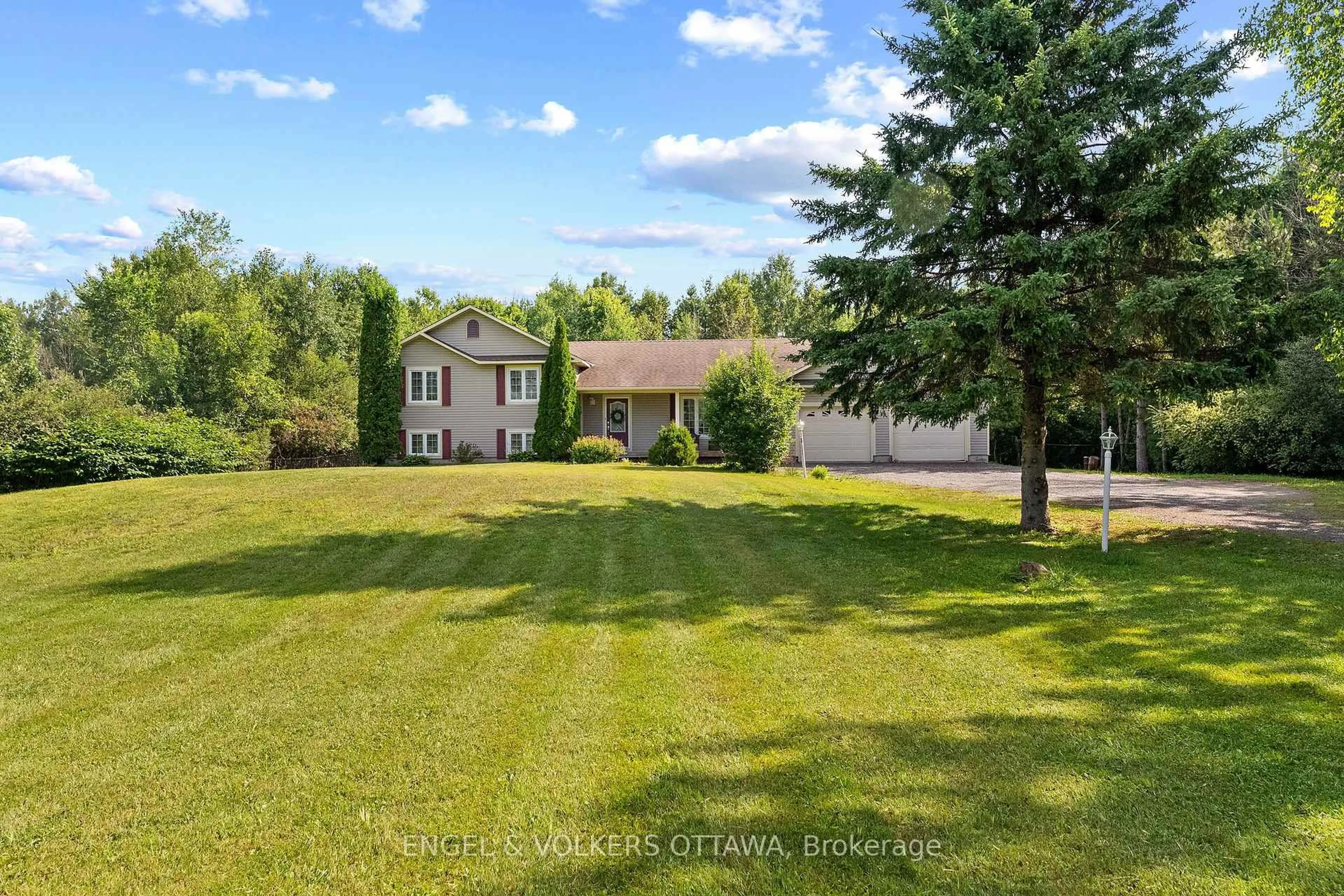 A pic from outside/outdoor area/front of a property/back of a property/a pic from drone, unknown for 7005 Millar Rd, Edwardsburgh/Cardinal Ontario K0E 1X0