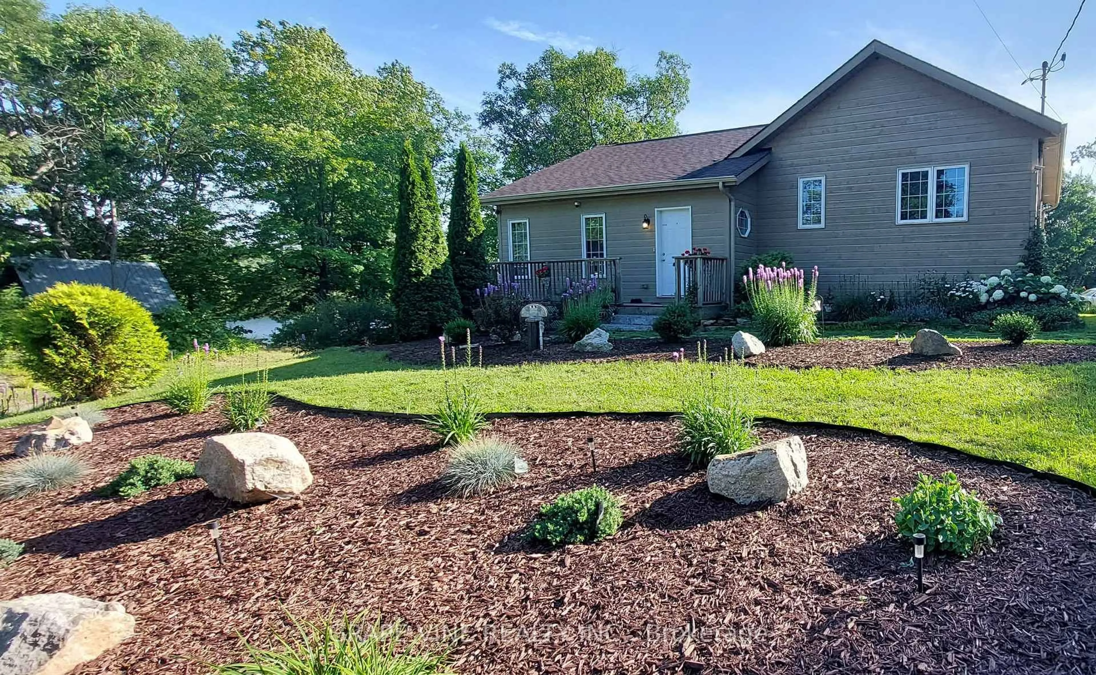 A pic from outside/outdoor area/front of a property/back of a property/a pic from drone, unknown for 20 Bay St, Rideau Lakes Ontario K0G 1P0