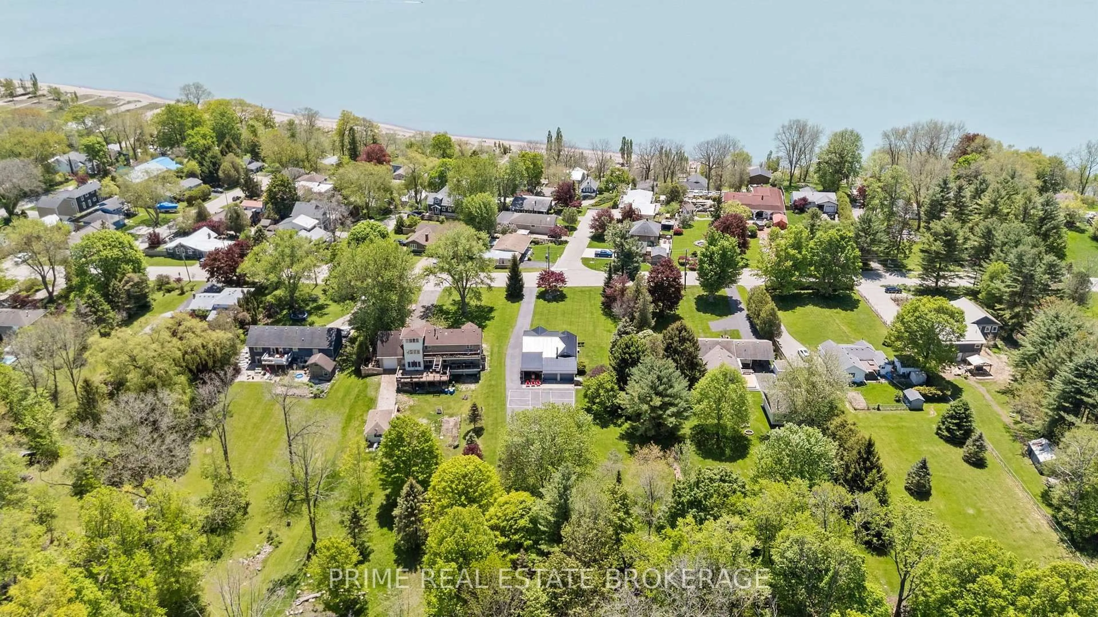 A pic from outside/outdoor area/front of a property/back of a property/a pic from drone, street for 533 George St, Central Elgin Ontario N5L 1H3