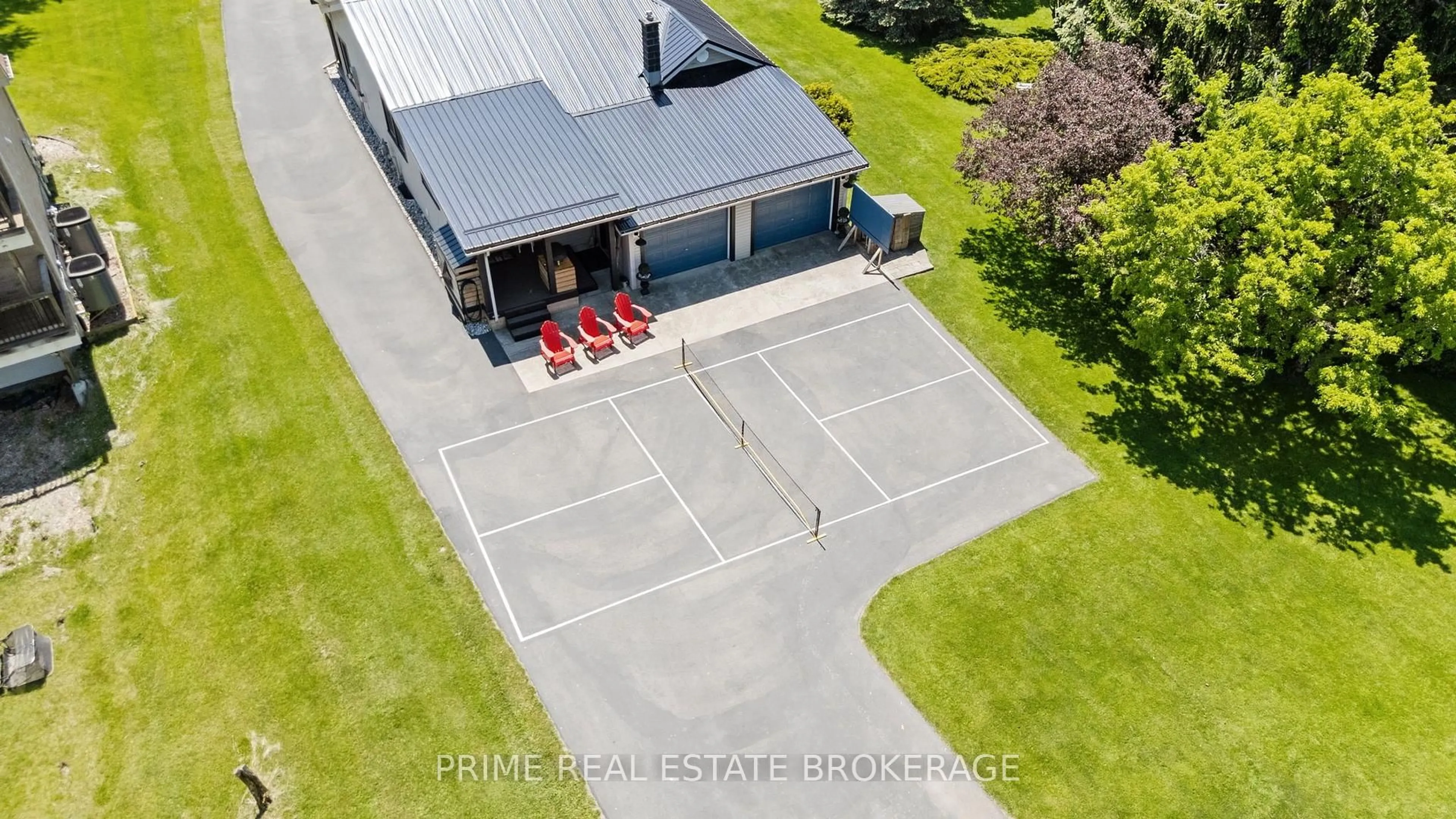A pic from outside/outdoor area/front of a property/back of a property/a pic from drone, building for 533 George St, Central Elgin Ontario N5L 1H3