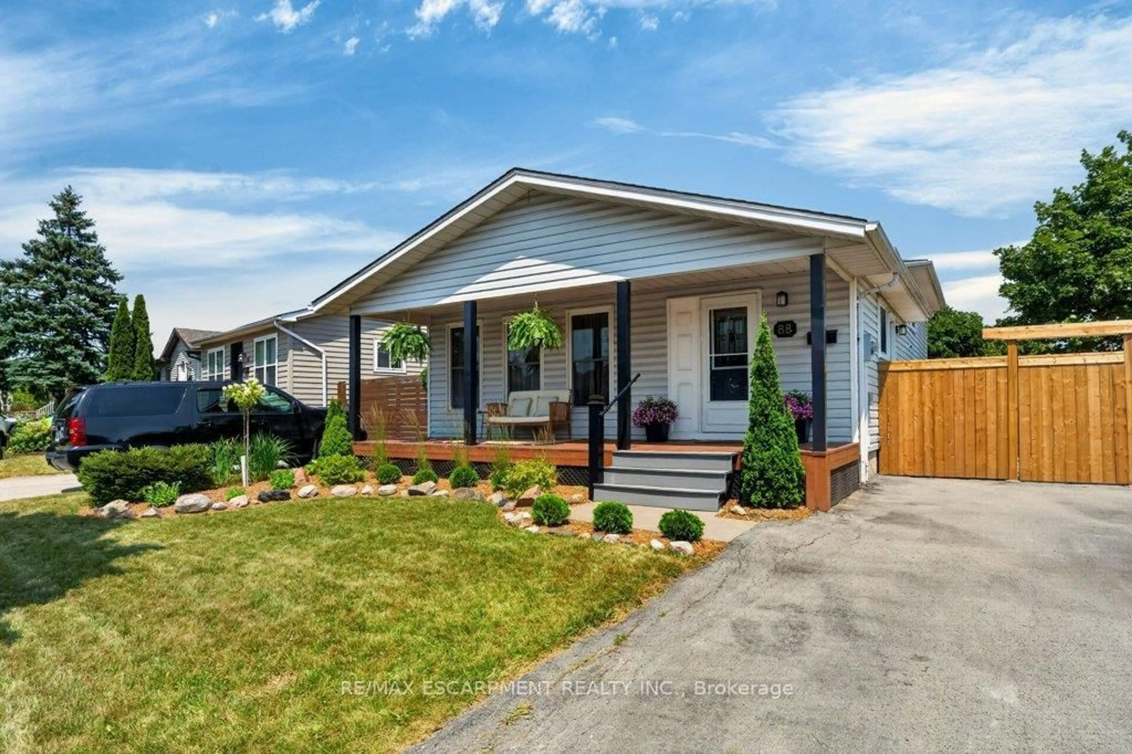 Home with vinyl exterior material, street for 88 Commerford St, Thorold Ontario L2V 4R1