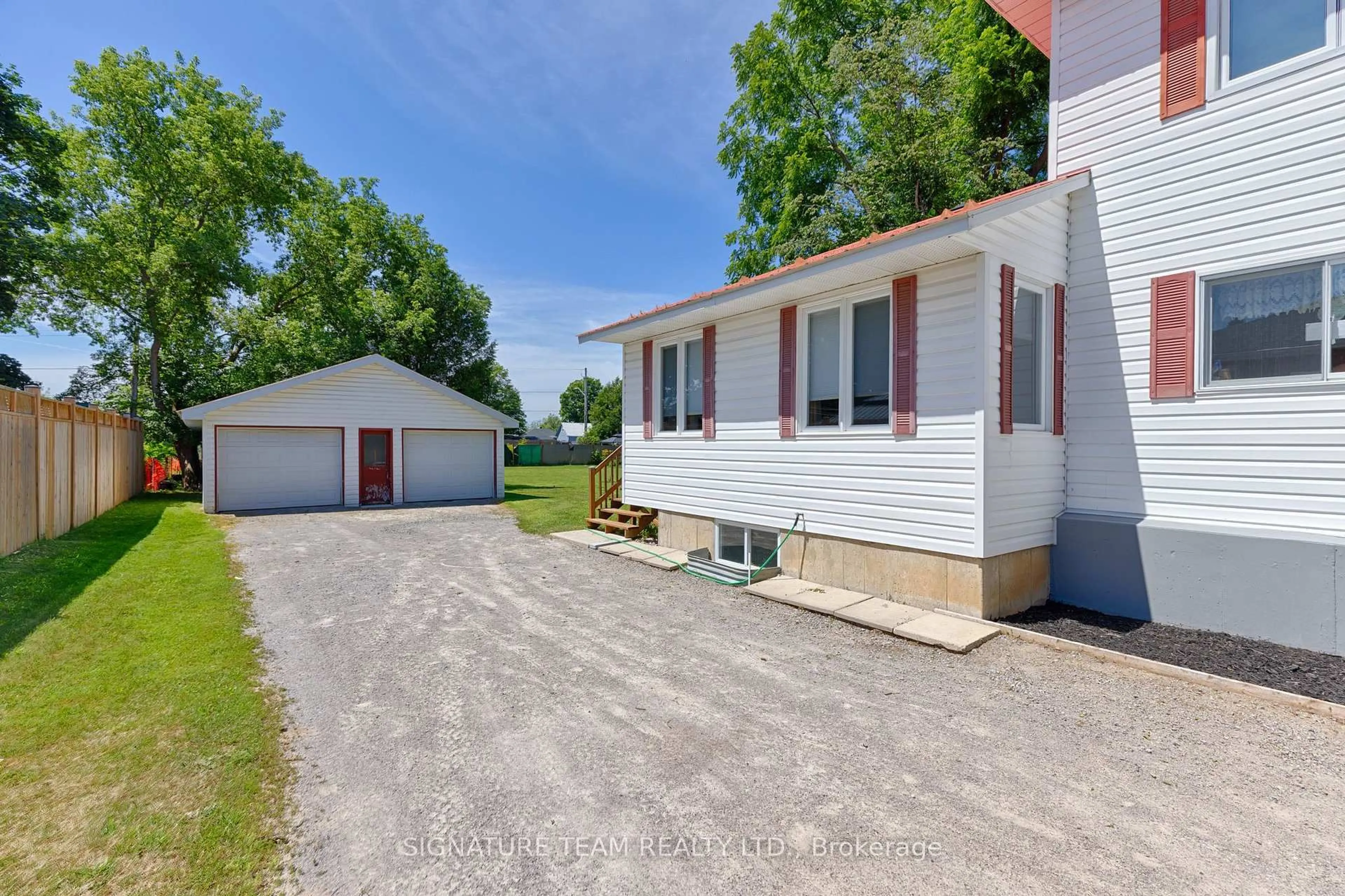 A pic from outside/outdoor area/front of a property/back of a property/a pic from drone, street for 21 Elliott St, Beachburg Ontario K0J 1C0