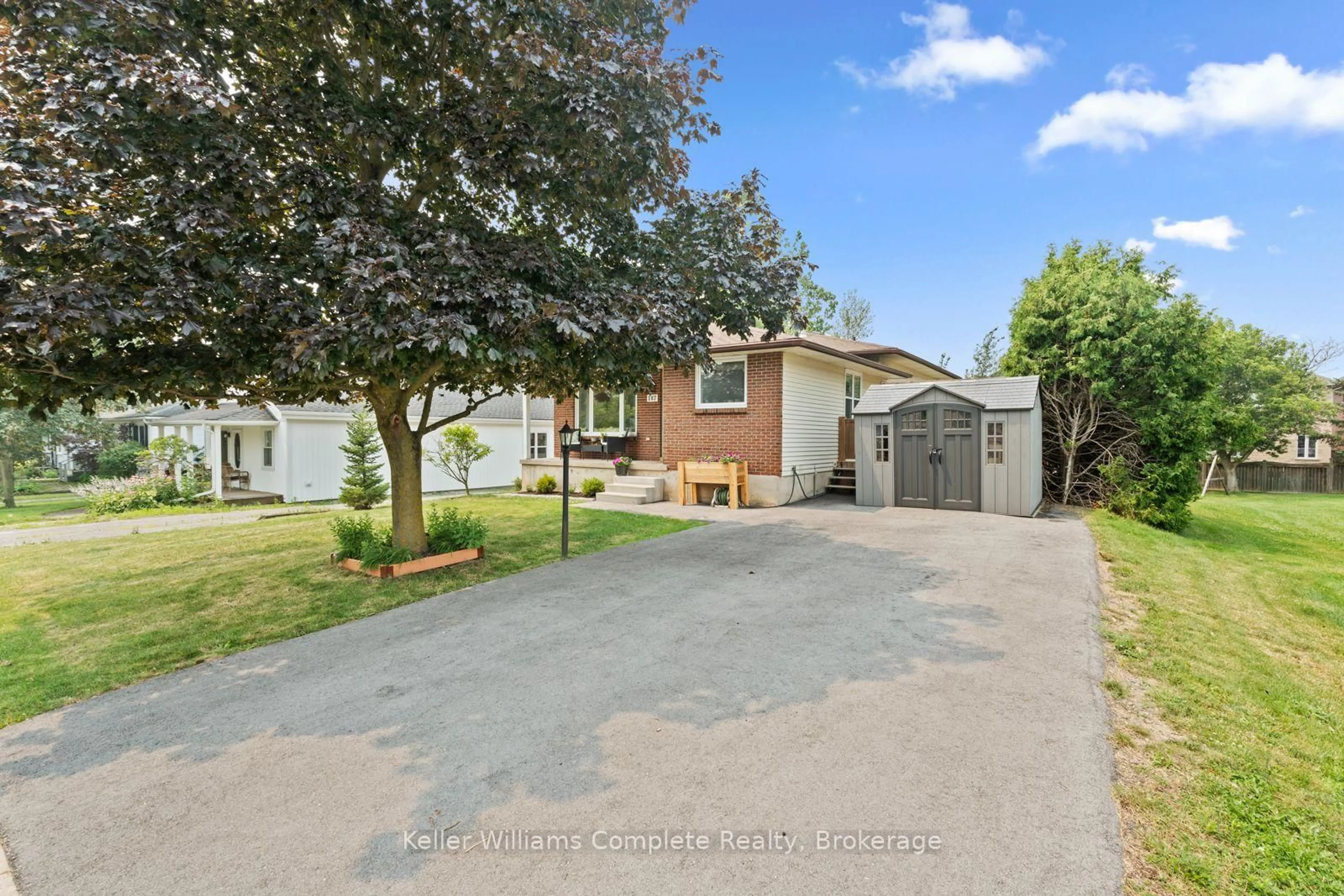 A pic from outside/outdoor area/front of a property/back of a property/a pic from drone, street for 187 Dufferin Ave, West Lincoln Ontario L0R 2A0