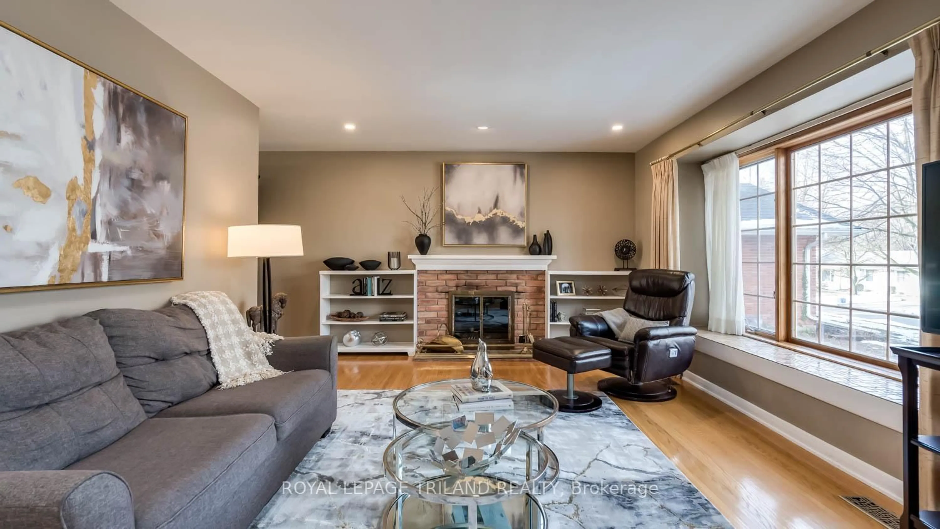 Living room with furniture, wood/laminate floor for 7 Briarhill Pl, London East Ontario N5Y 1P7