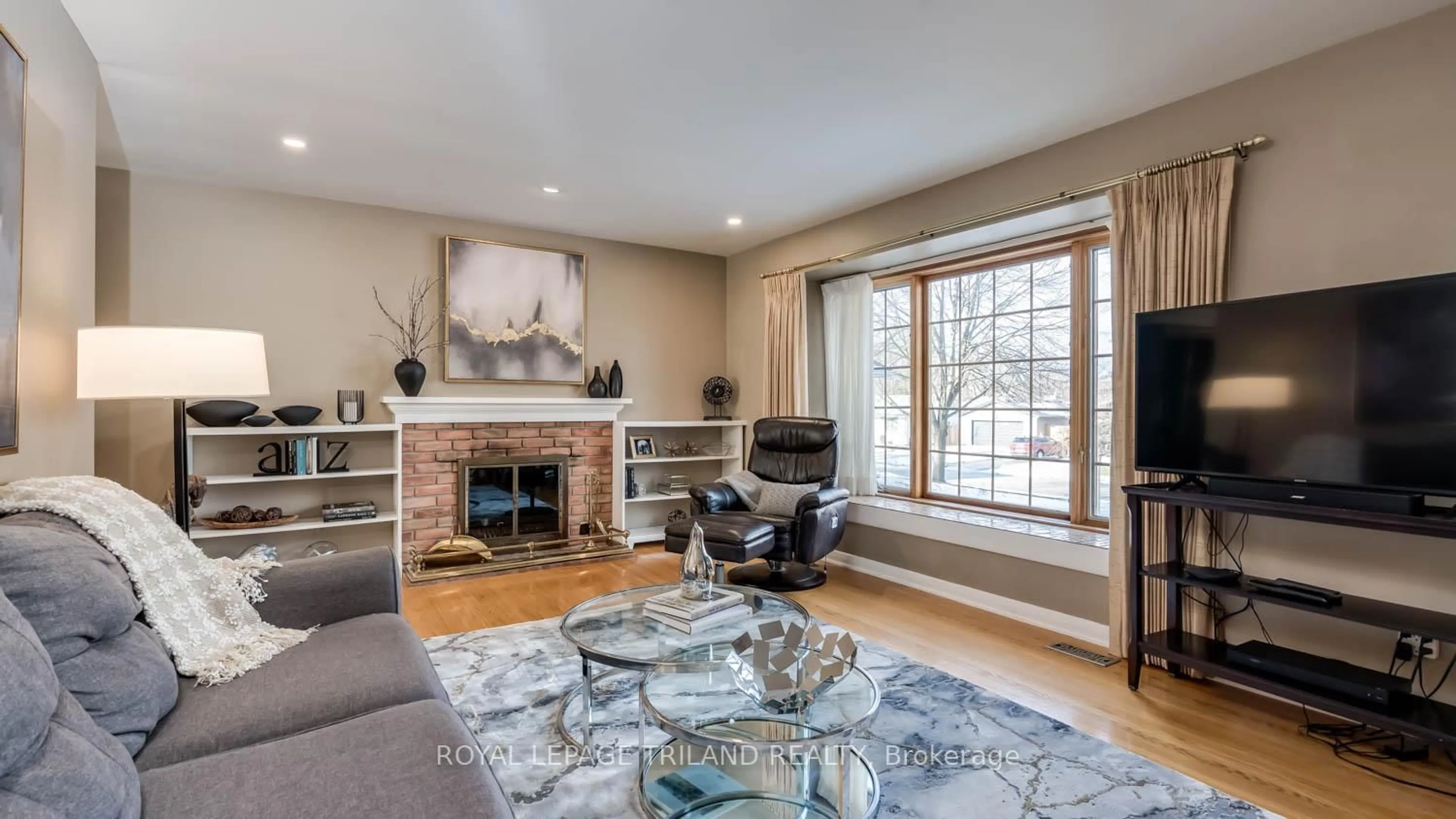 Living room with furniture, unknown for 7 Briarhill Pl, London East Ontario N5Y 1P7