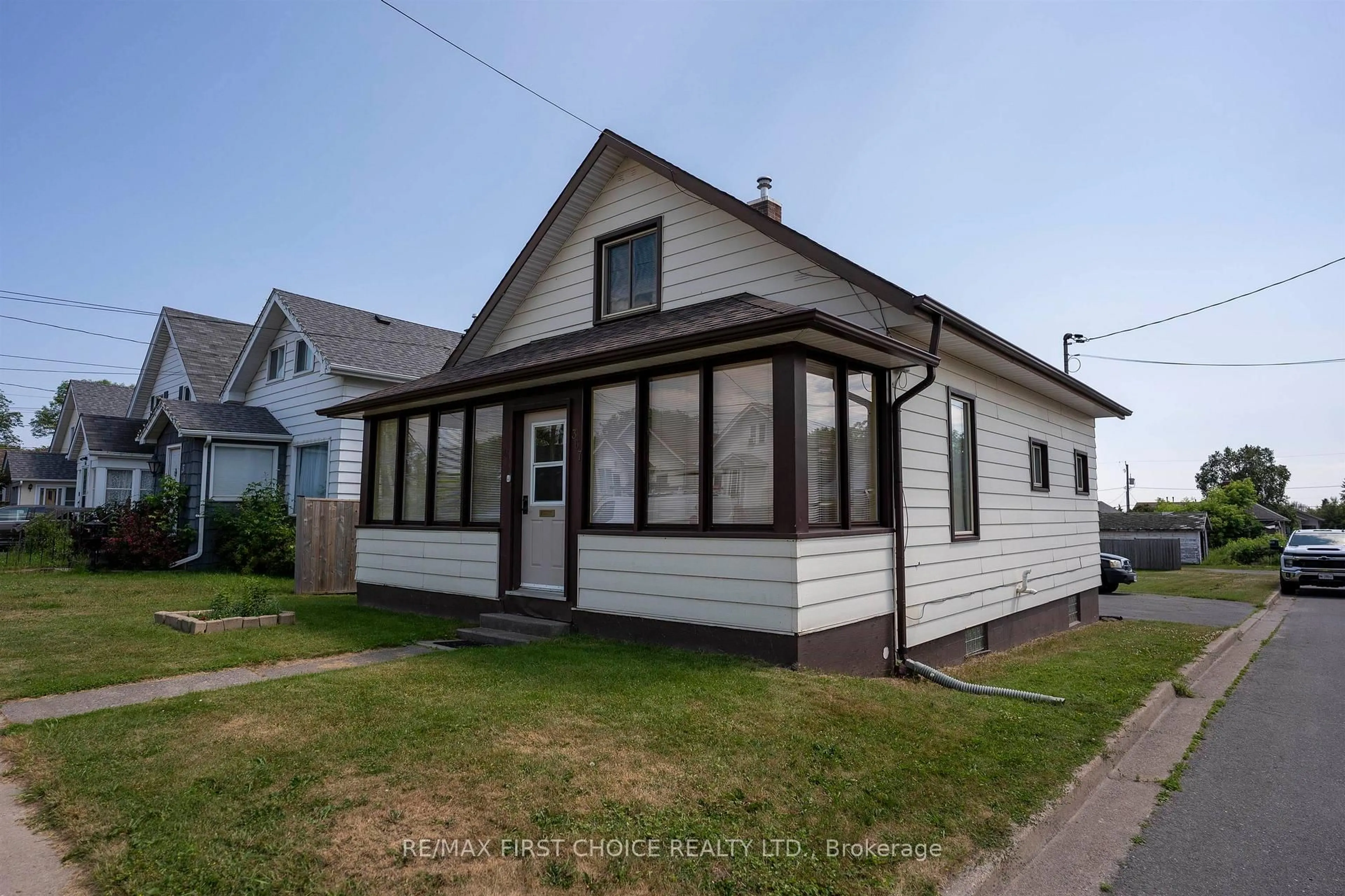 Home with vinyl exterior material, street for 367 MARKLAND ST, Thunder Bay Ontario P7B 2H9