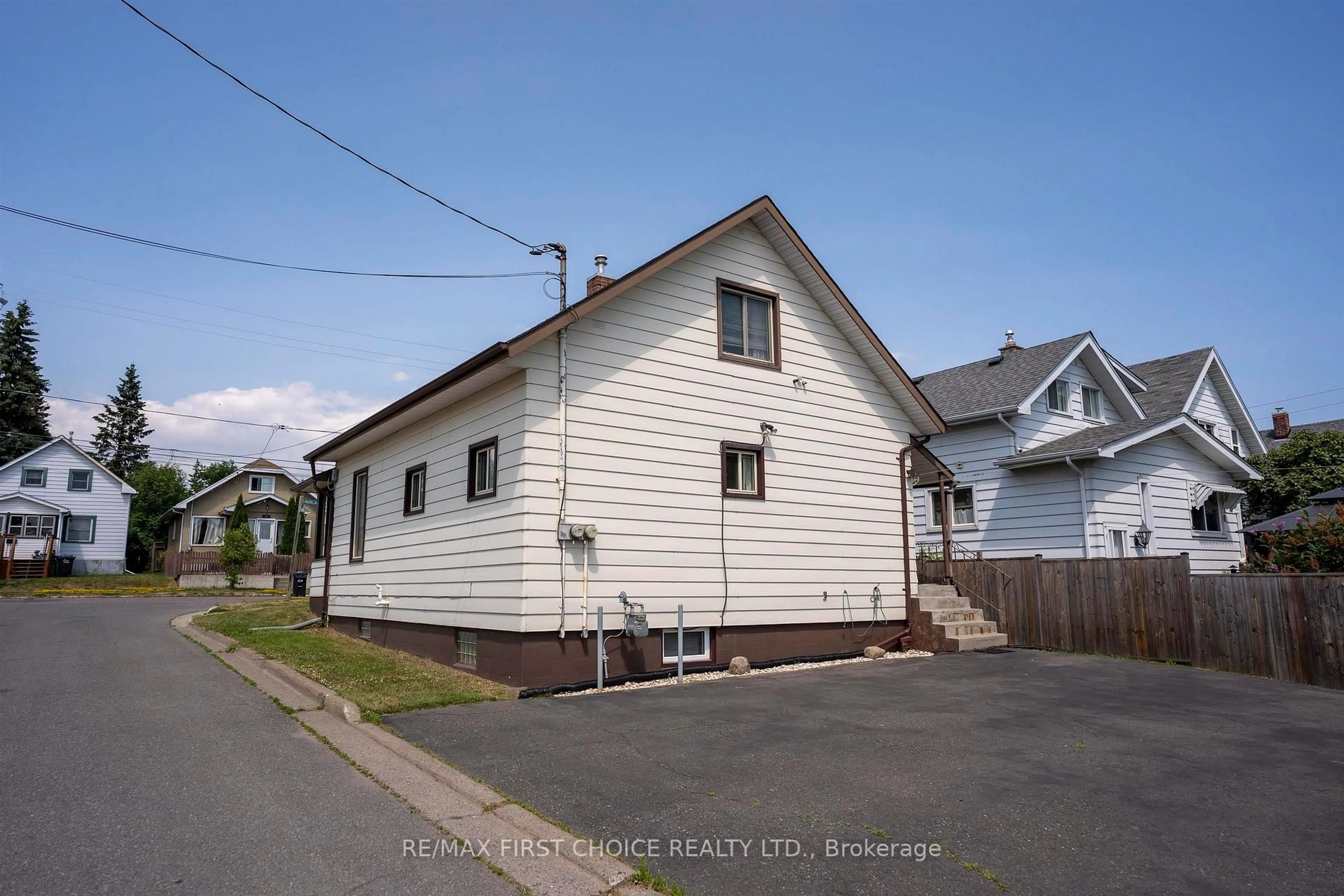 A pic from outside/outdoor area/front of a property/back of a property/a pic from drone, street for 367 MARKLAND ST, Thunder Bay Ontario P7B 2H9