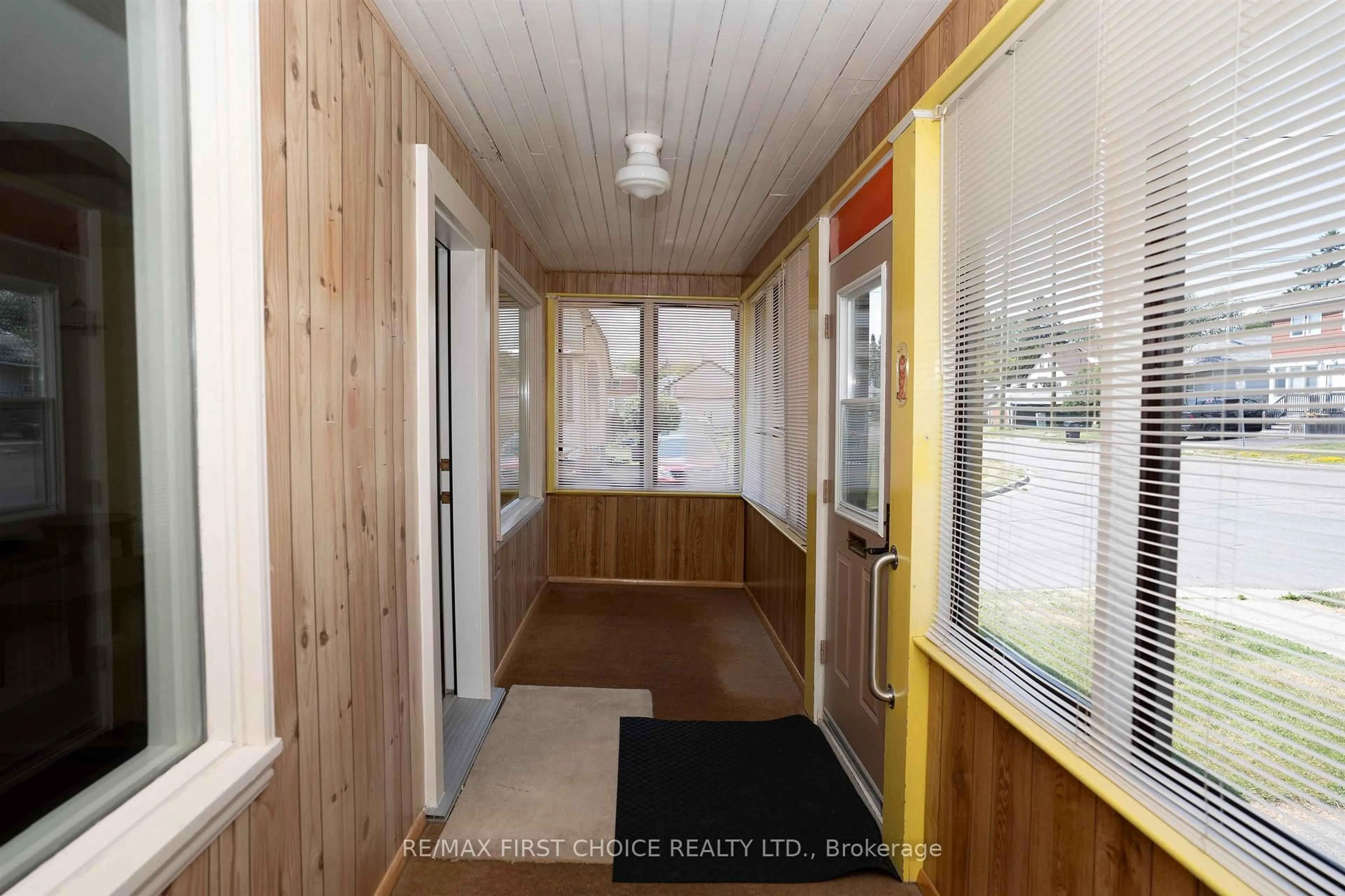Indoor entryway for 367 MARKLAND ST, Thunder Bay Ontario P7B 2H9