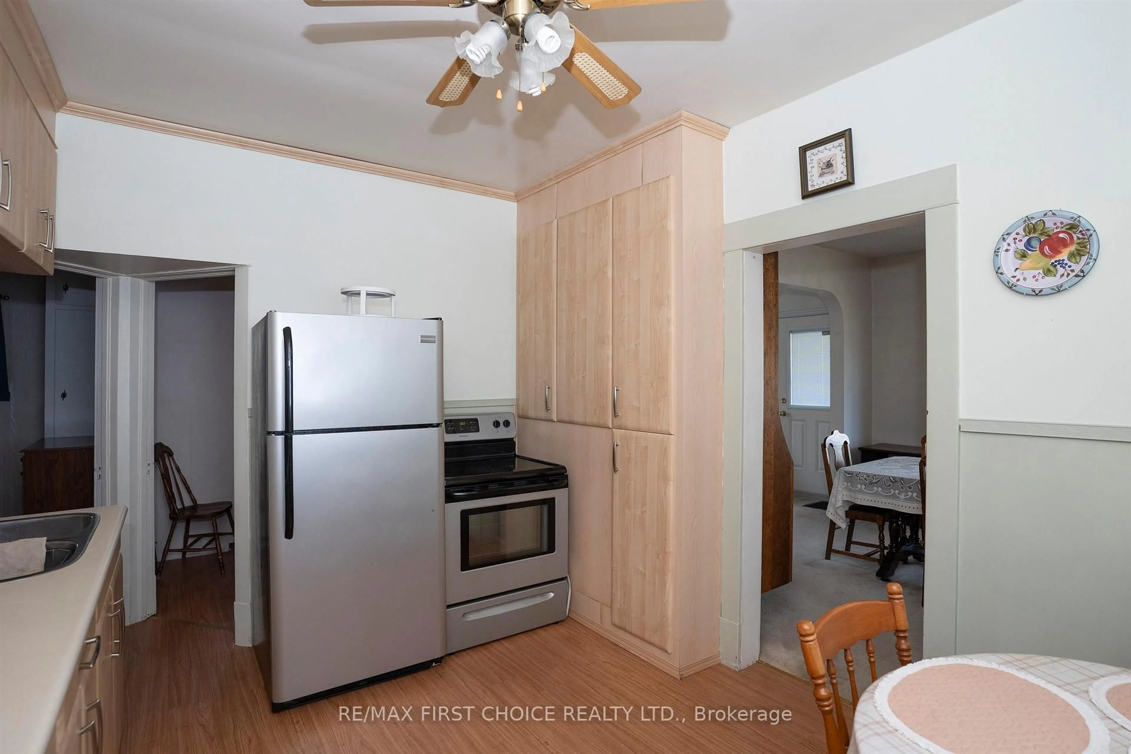 Standard kitchen, wood/laminate floor for 367 MARKLAND ST, Thunder Bay Ontario P7B 2H9