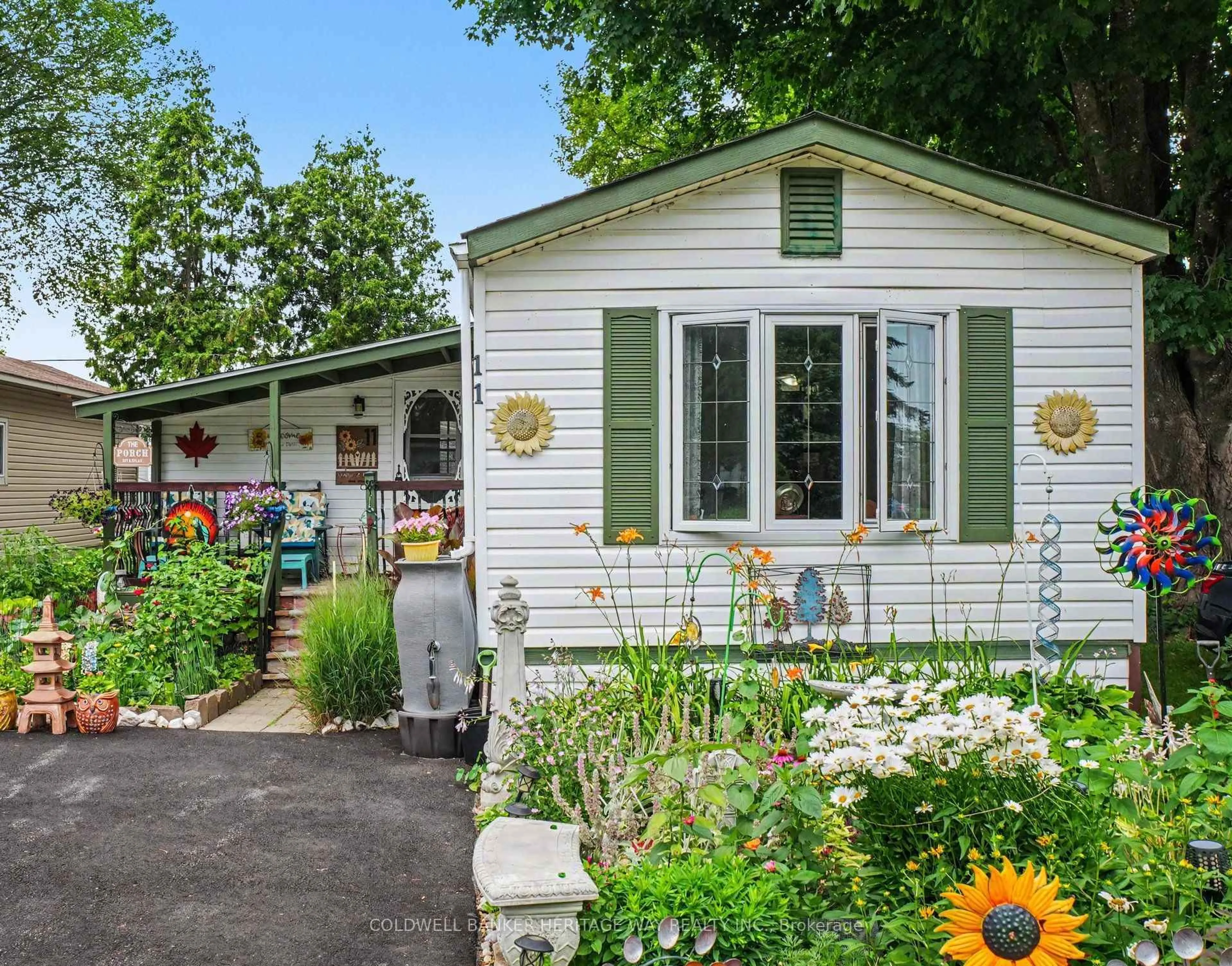 Home with vinyl exterior material, street for 11 Oakwood St, Carleton Place Ontario K7C 0S6