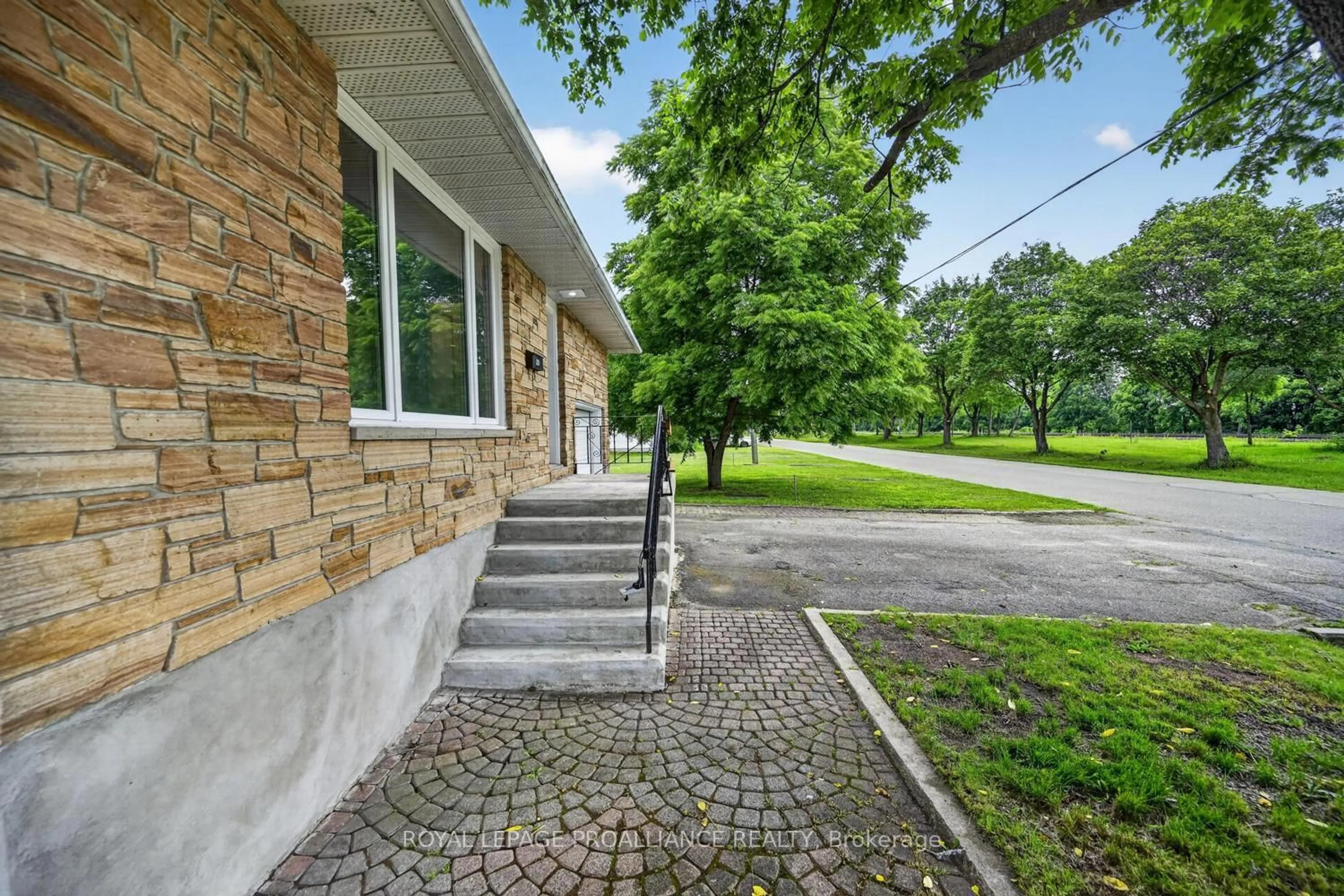 Patio, street for 415 RAILWAY Ave, Prescott Ontario K0E 1T0