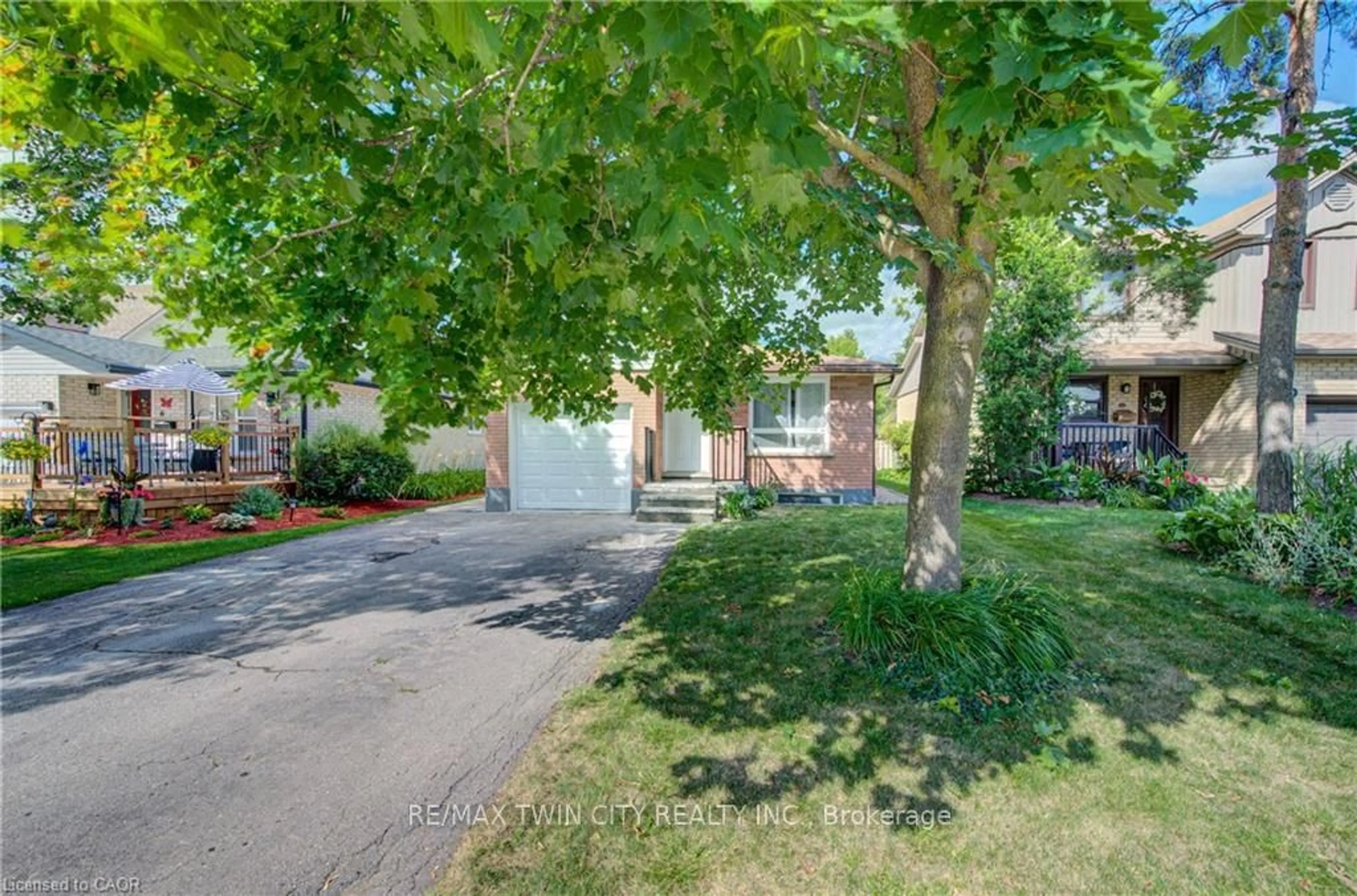 A pic from outside/outdoor area/front of a property/back of a property/a pic from drone, street for 8 Pamela Pl, Guelph Ontario N1H 8C9