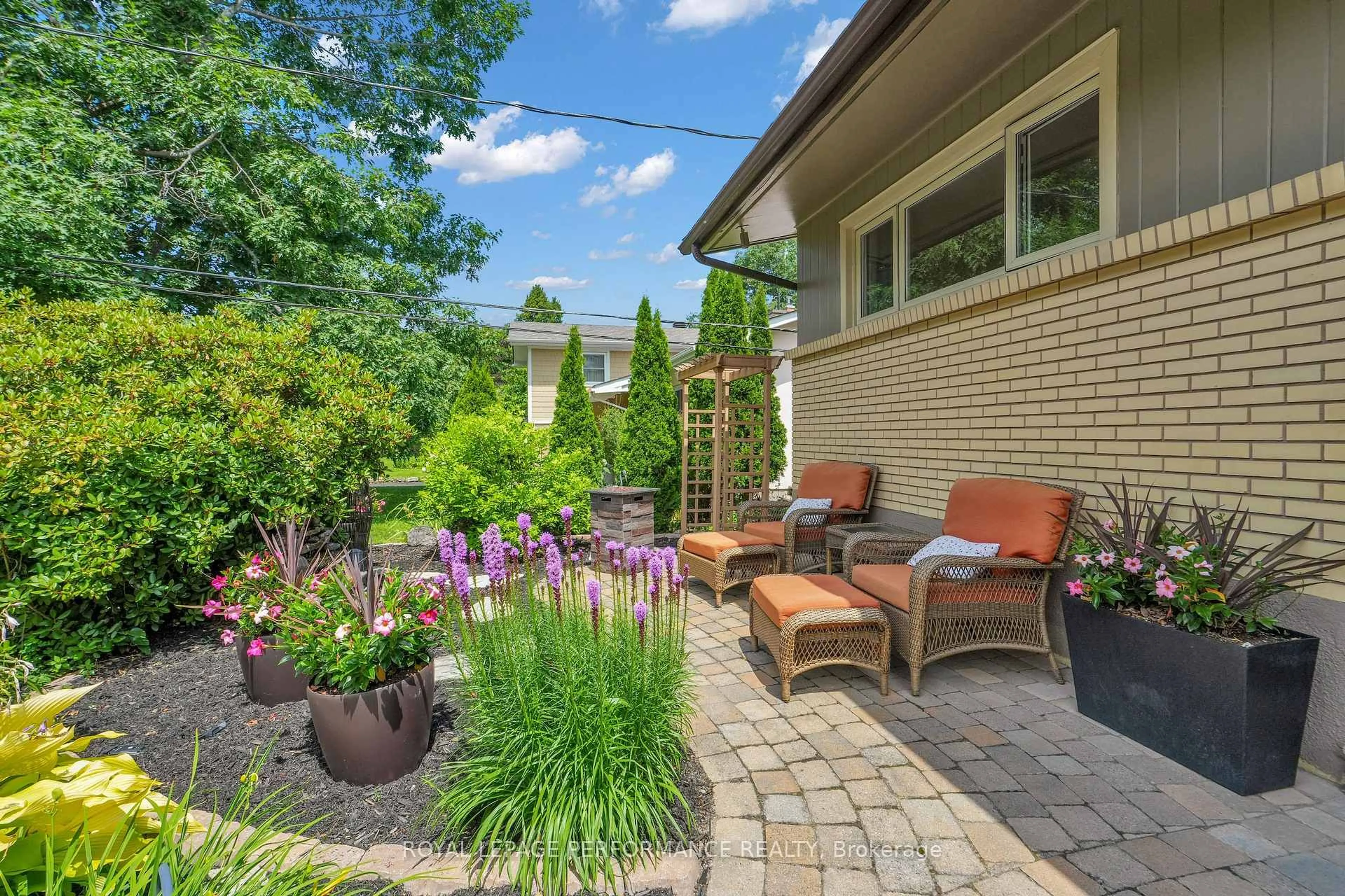 Patio, street for 2321 Hillary Ave, Ottawa Ontario K1H 7J2