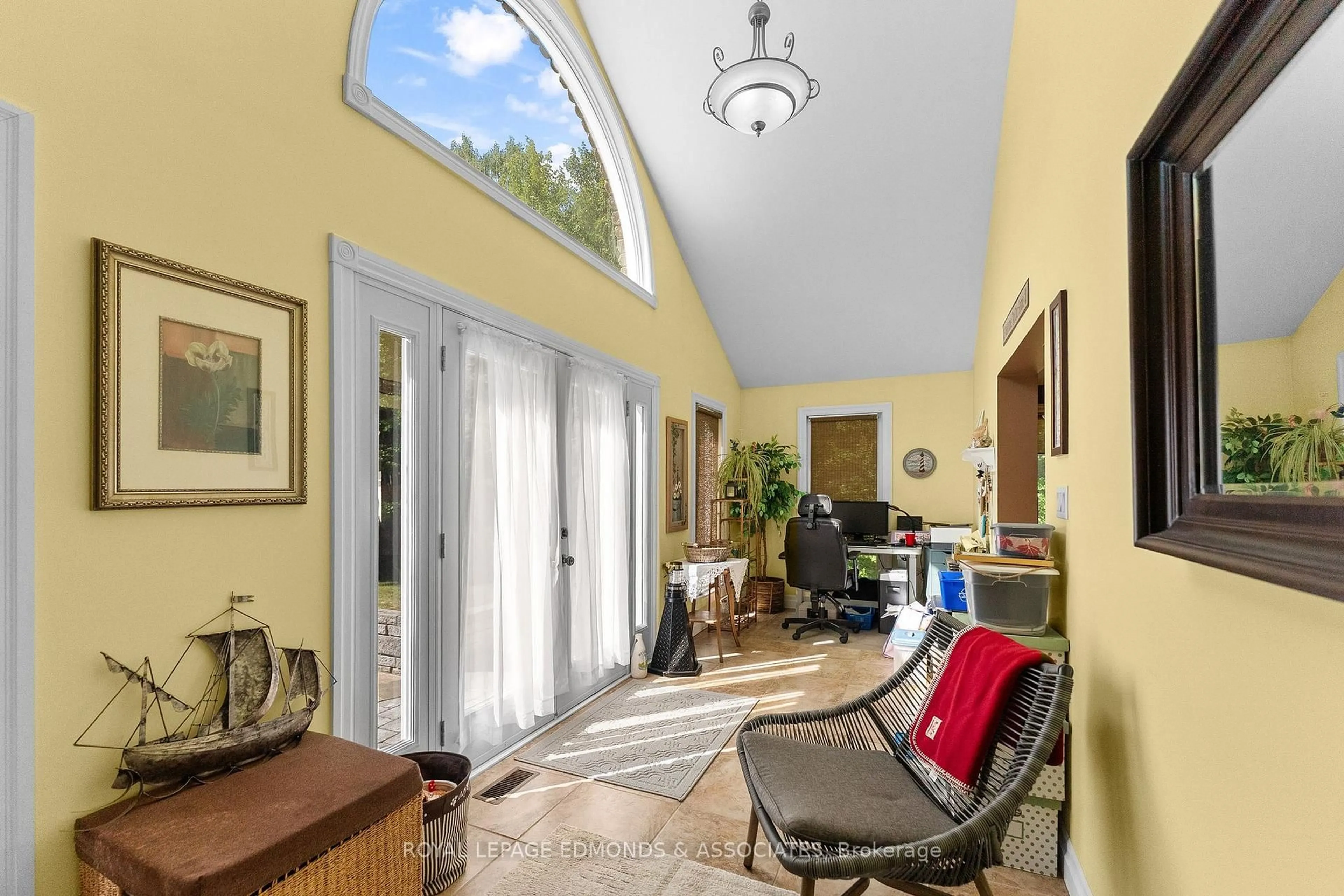 Indoor entryway for 219 Zanders Rd, Pembroke Ontario K8A 6W8