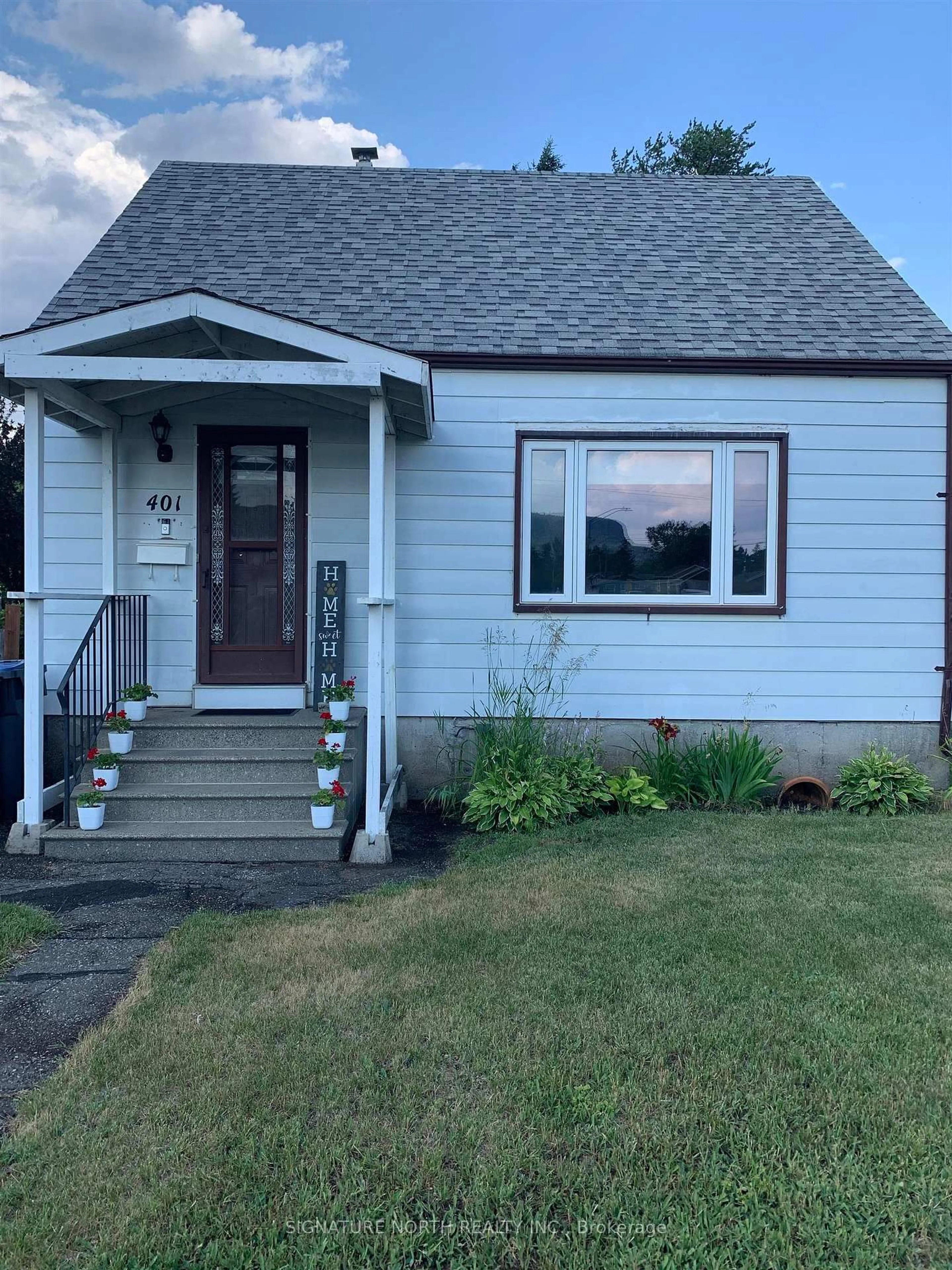 Home with vinyl exterior material, street for 401 Christina Street W, Thunder Bay Ontario P7E 4P9