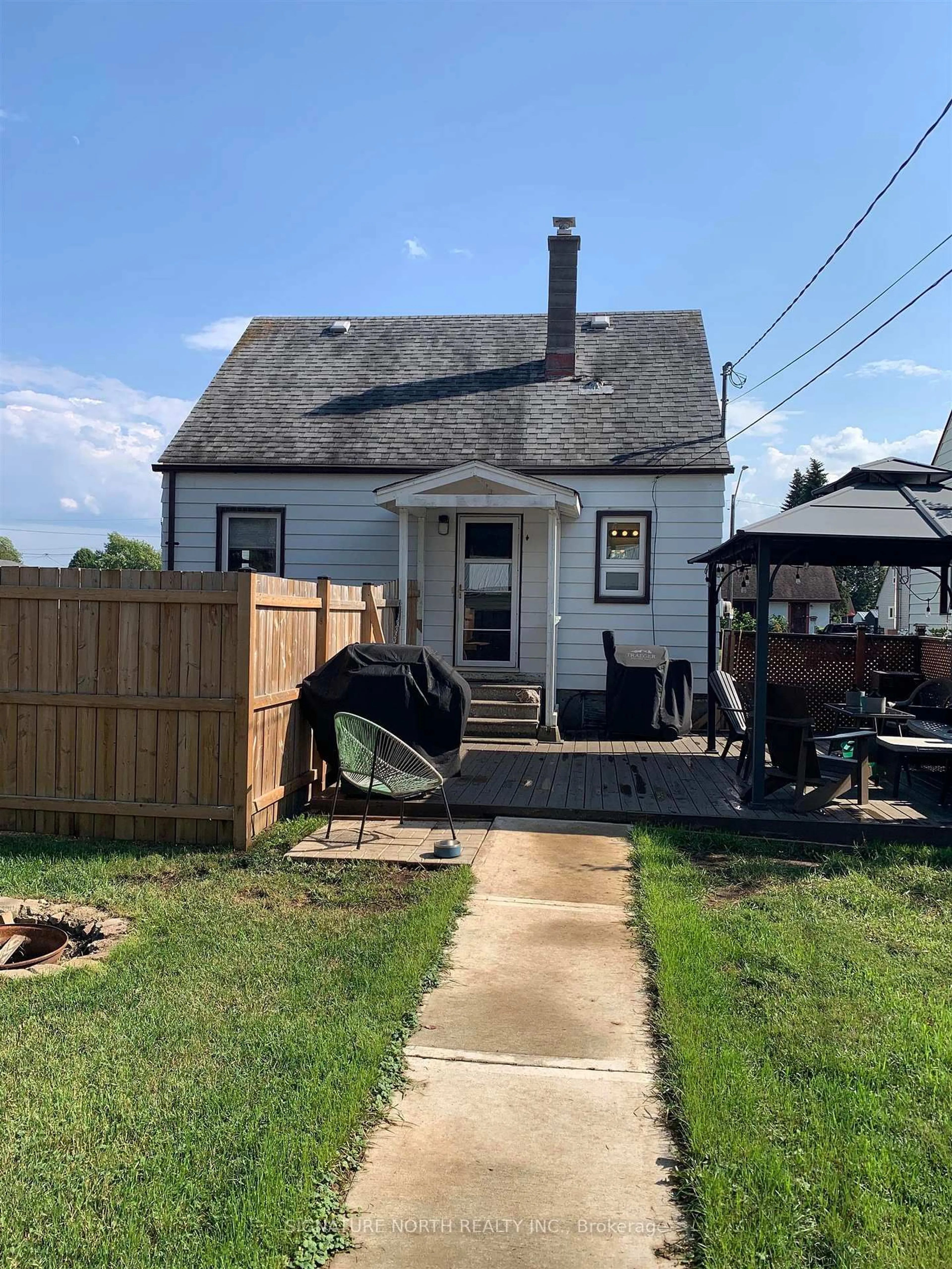 A pic from outside/outdoor area/front of a property/back of a property/a pic from drone, street for 401 Christina Street W, Thunder Bay Ontario P7E 4P9