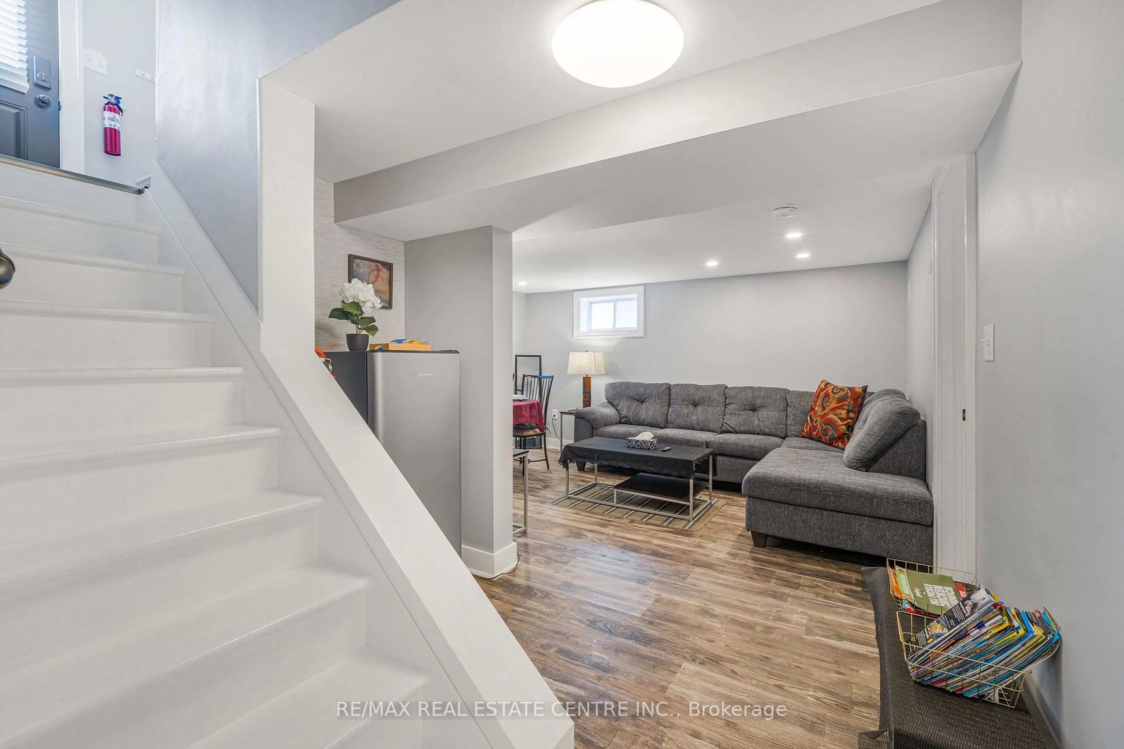 Living room with furniture, unknown for 5857 MURRAY St, Niagara Falls Ontario L2G 2J9