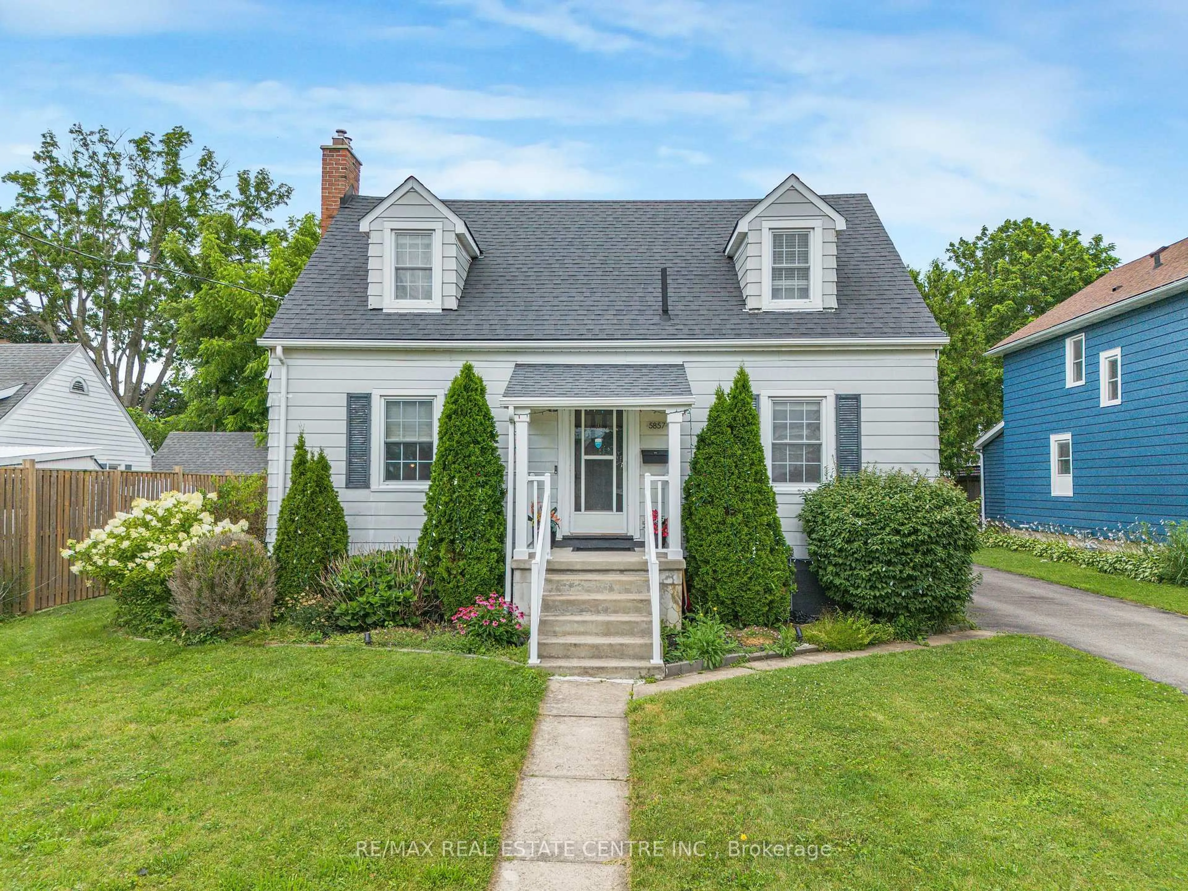Home with vinyl exterior material, street for 5857 MURRAY St, Niagara Falls Ontario L2G 2J9