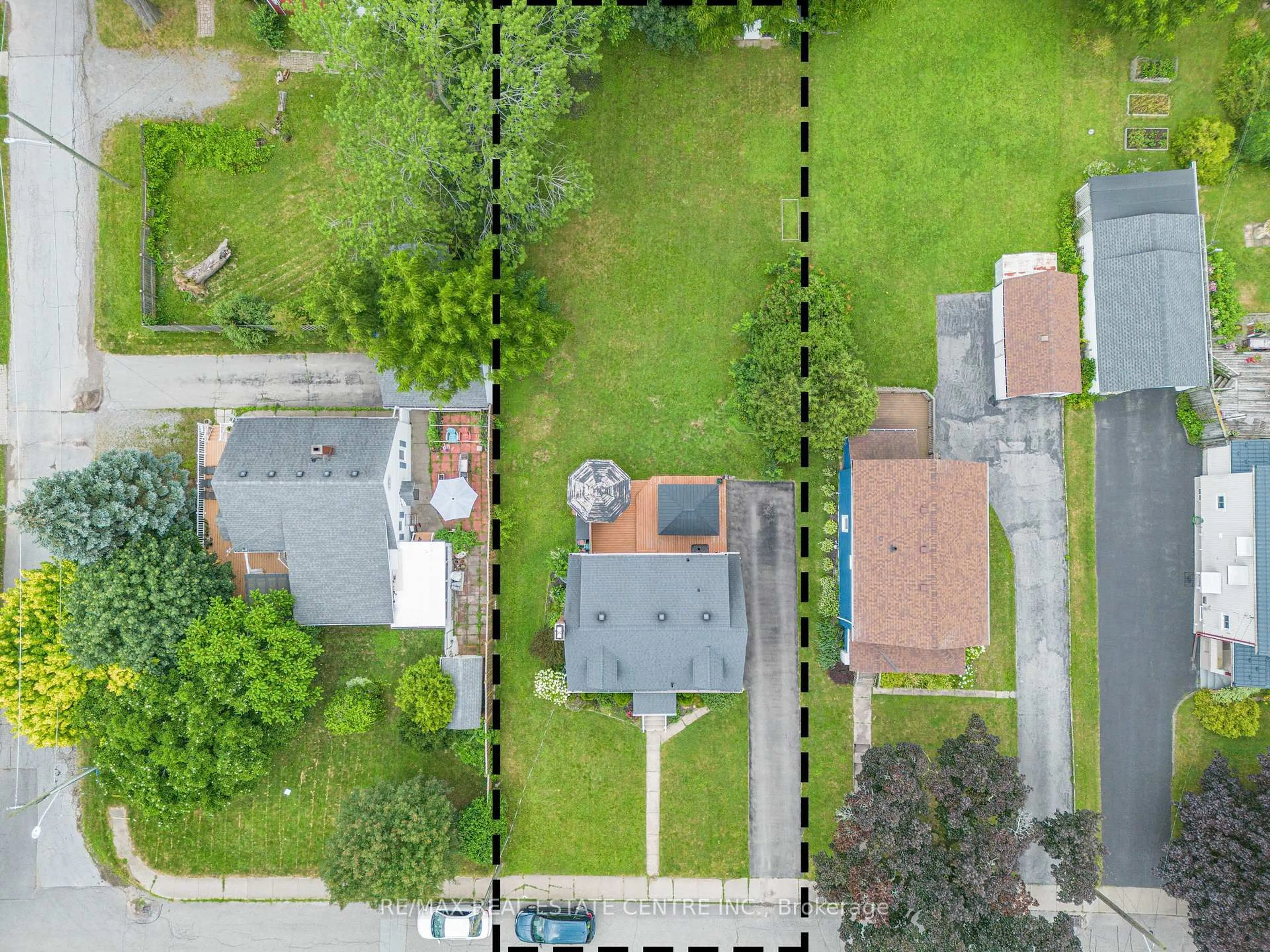 A pic from outside/outdoor area/front of a property/back of a property/a pic from drone, street for 5857 MURRAY St, Niagara Falls Ontario L2G 2J9
