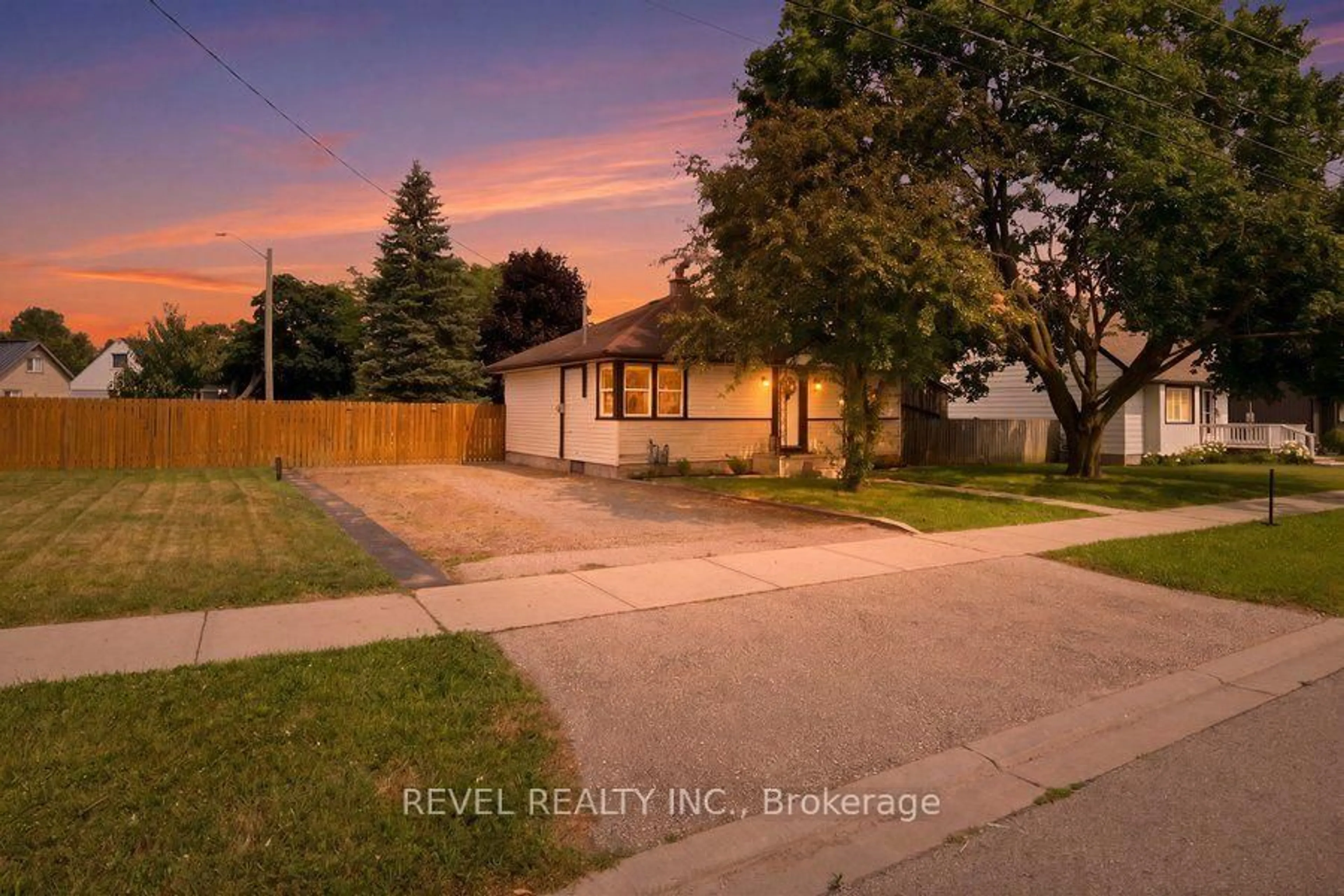A pic from outside/outdoor area/front of a property/back of a property/a pic from drone, street for 27 Frank St, Brantford Ontario N3T 5C8