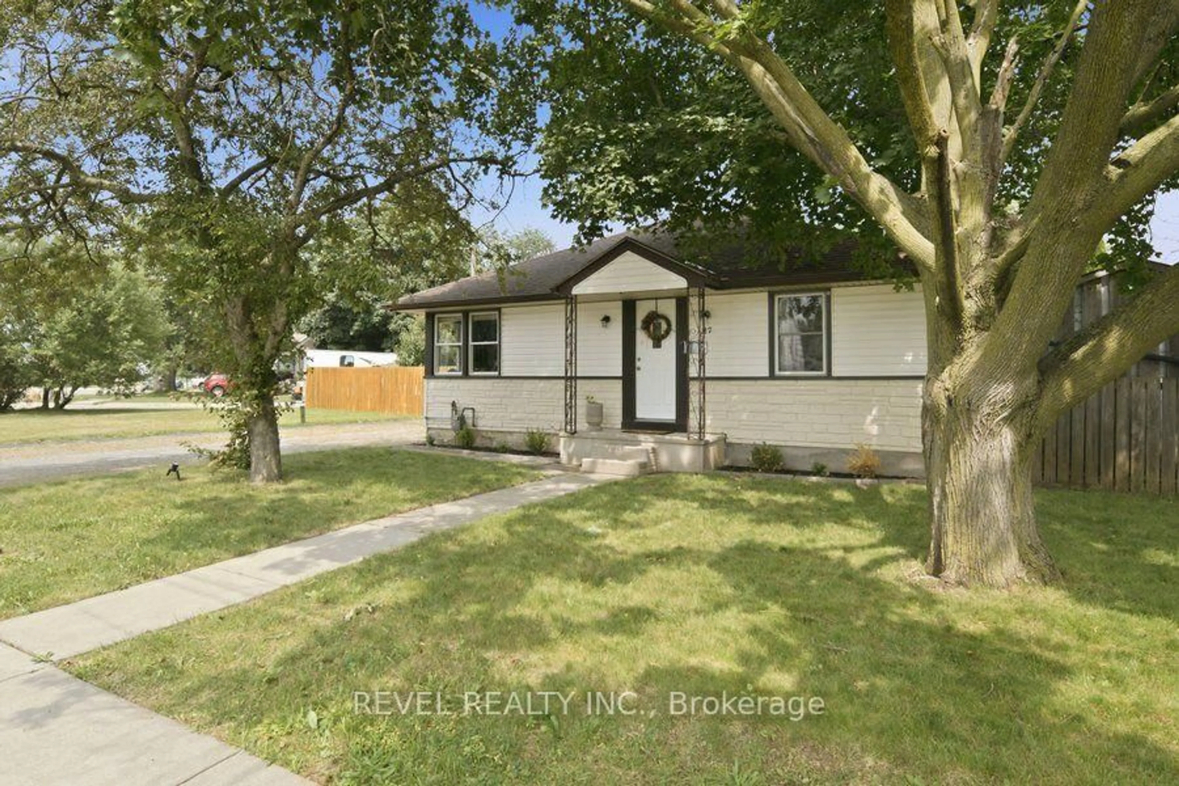 A pic from outside/outdoor area/front of a property/back of a property/a pic from drone, street for 27 Frank St, Brantford Ontario N3T 5C8