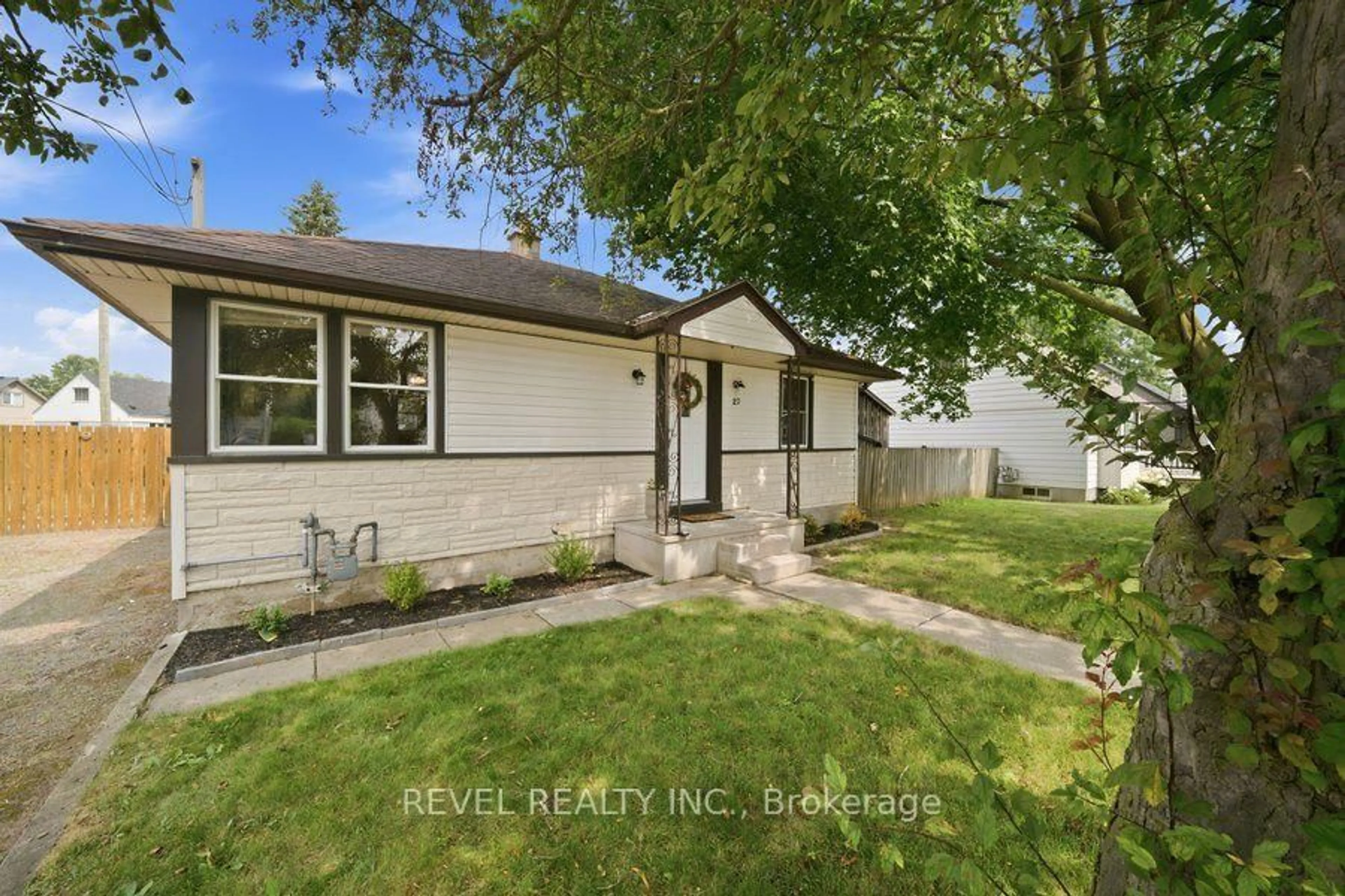 Home with vinyl exterior material, street for 27 Frank St, Brantford Ontario N3T 5C8