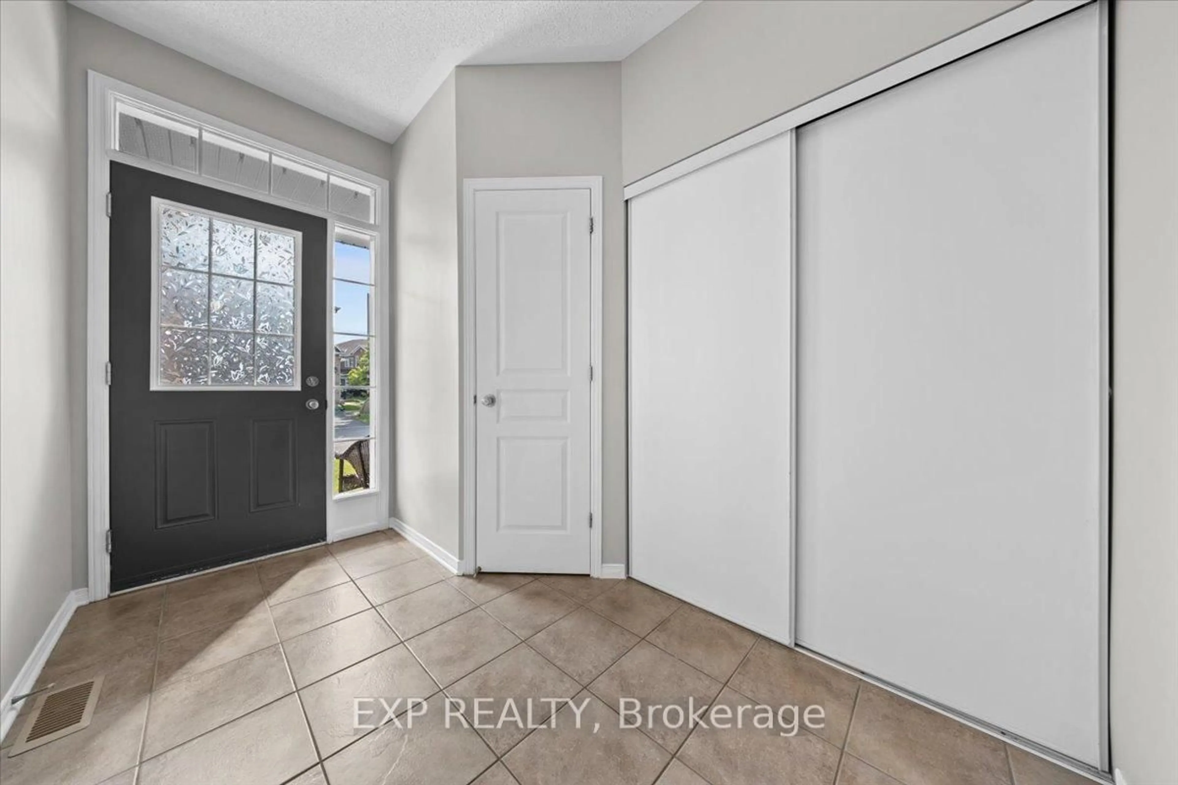 Indoor entryway for 147 Destiny Private, Ottawa Ontario K4A 0K6