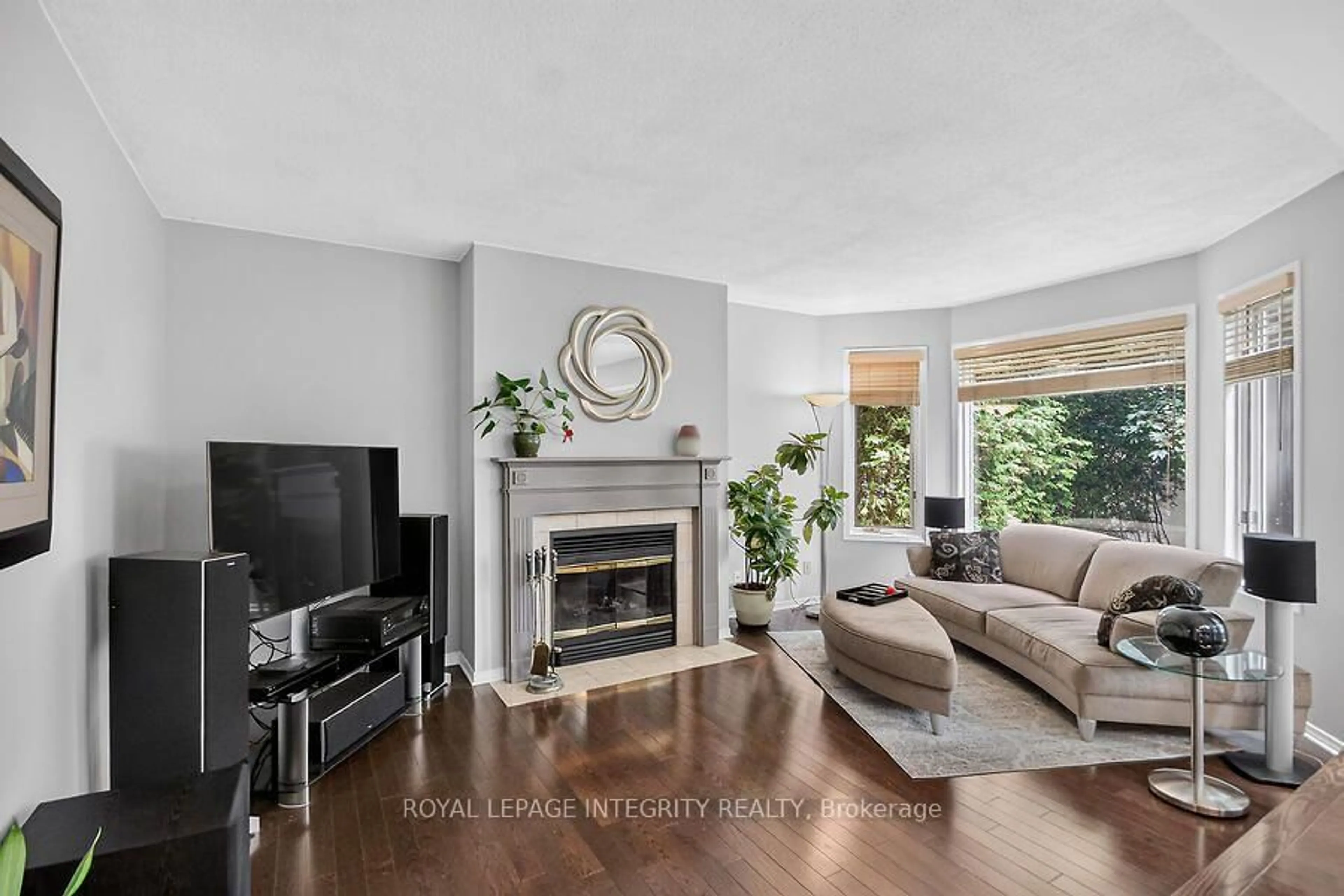 Living room with furniture, unknown for 76 Saddlehorn Cres, Ottawa Ontario K2M 2B1
