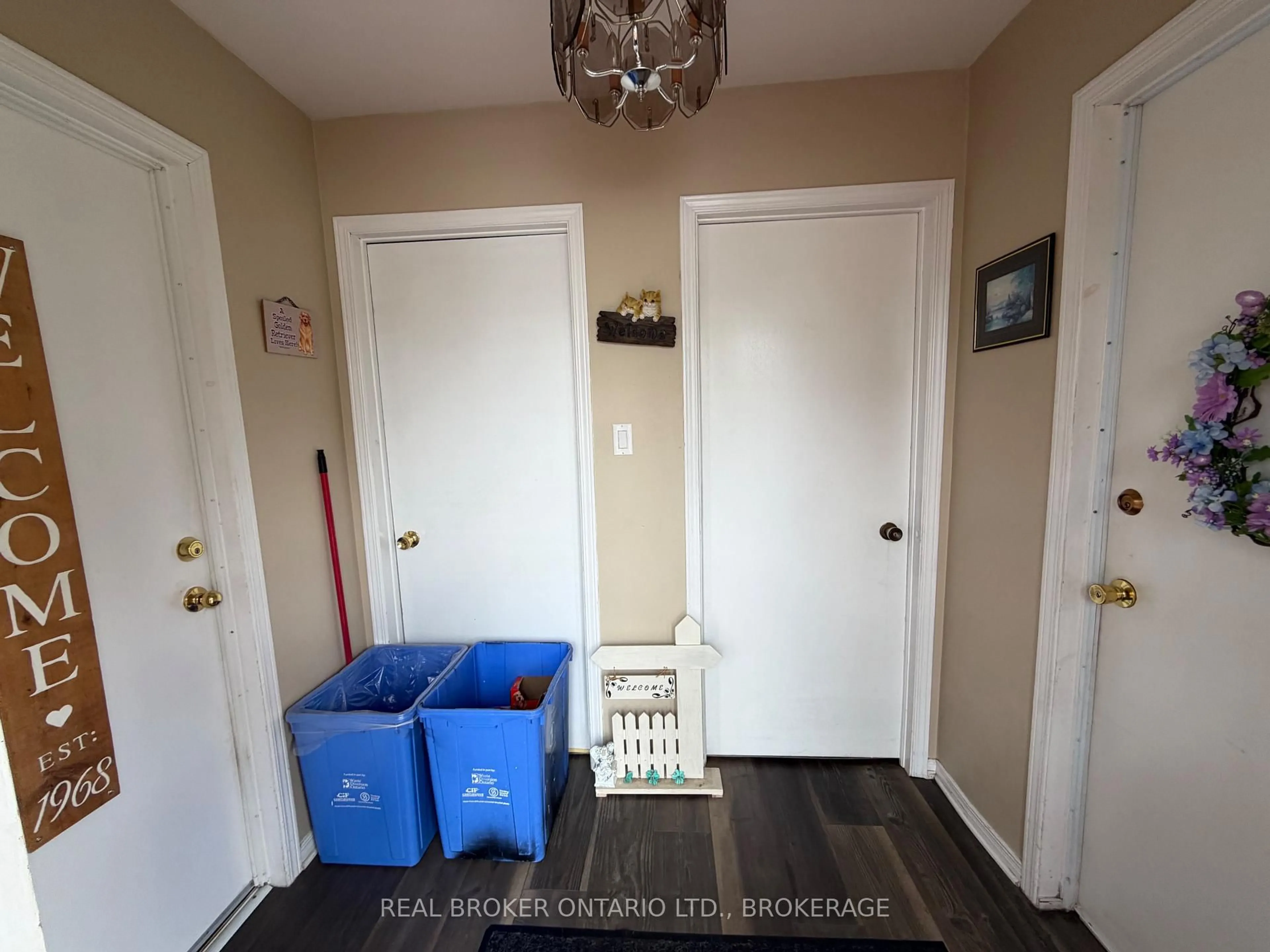 Indoor entryway for 1211A-1211B Notre Dame St, Cornwall Ontario K6J 4Y7