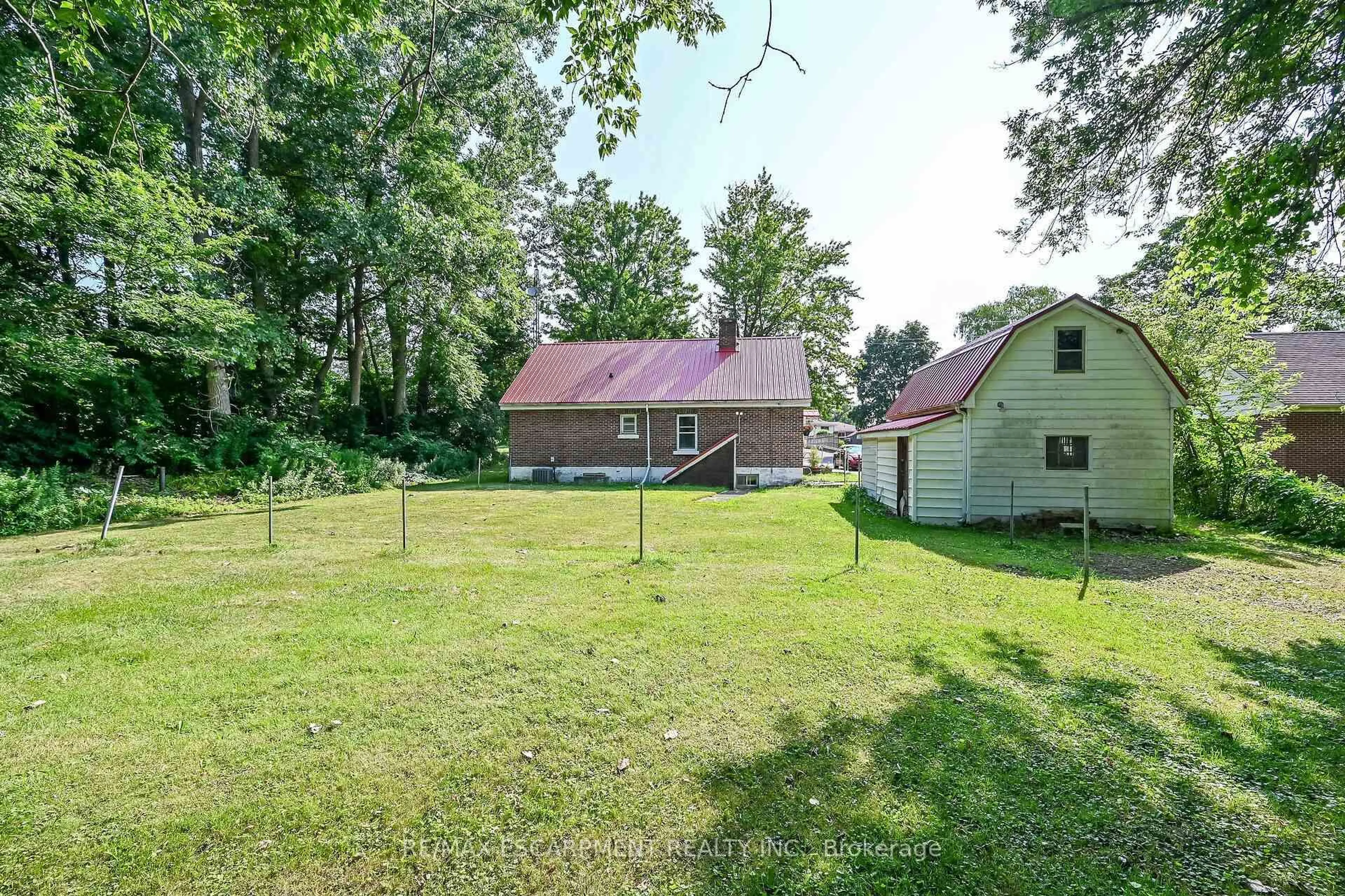 A pic from outside/outdoor area/front of a property/back of a property/a pic from drone, unknown for 60 LOCKS Rd, Brantford Ontario N3S 6Y9