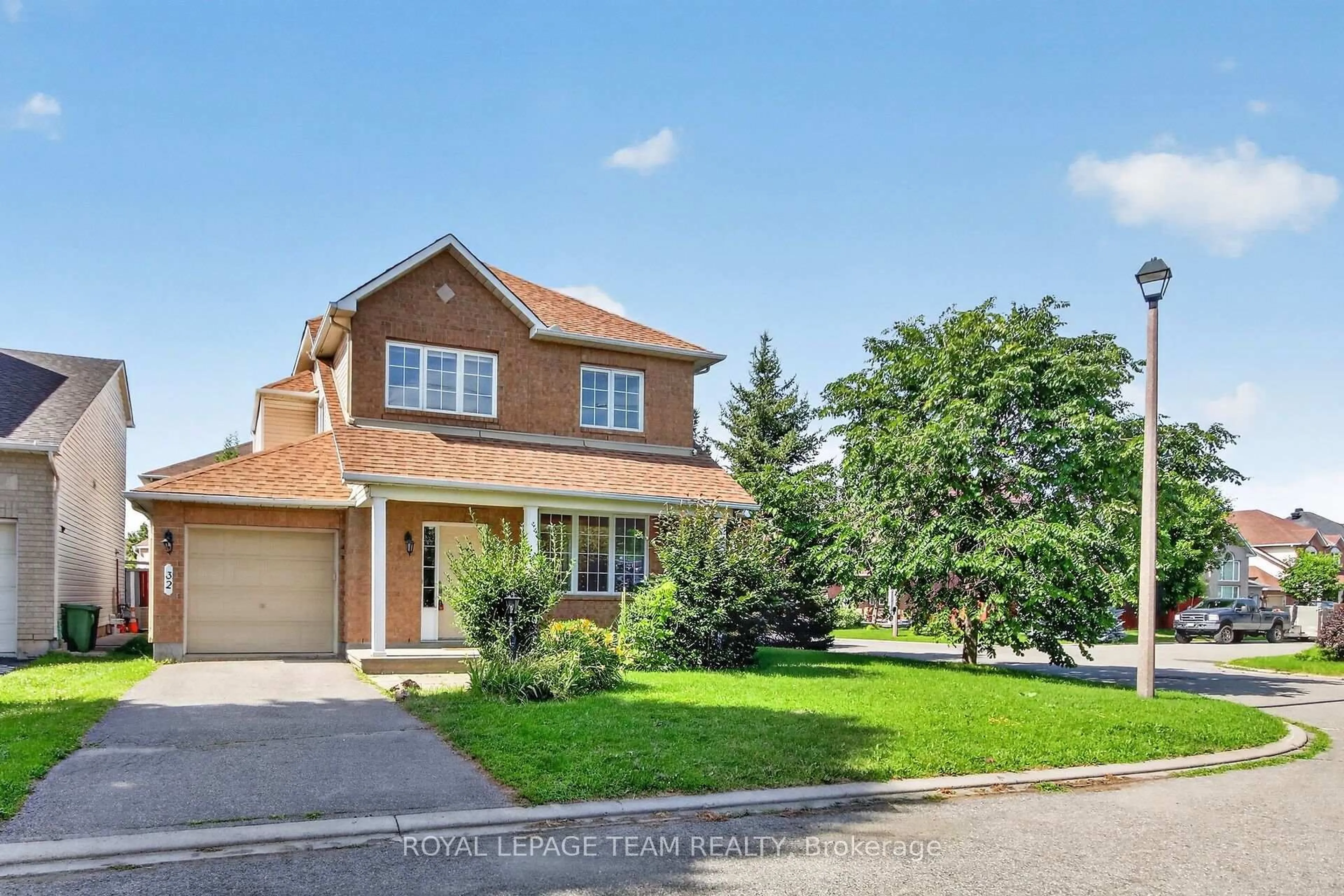 A pic from outside/outdoor area/front of a property/back of a property/a pic from drone, street for 32 Vistapointe Dr, Barrhaven Ontario K2G 6N3