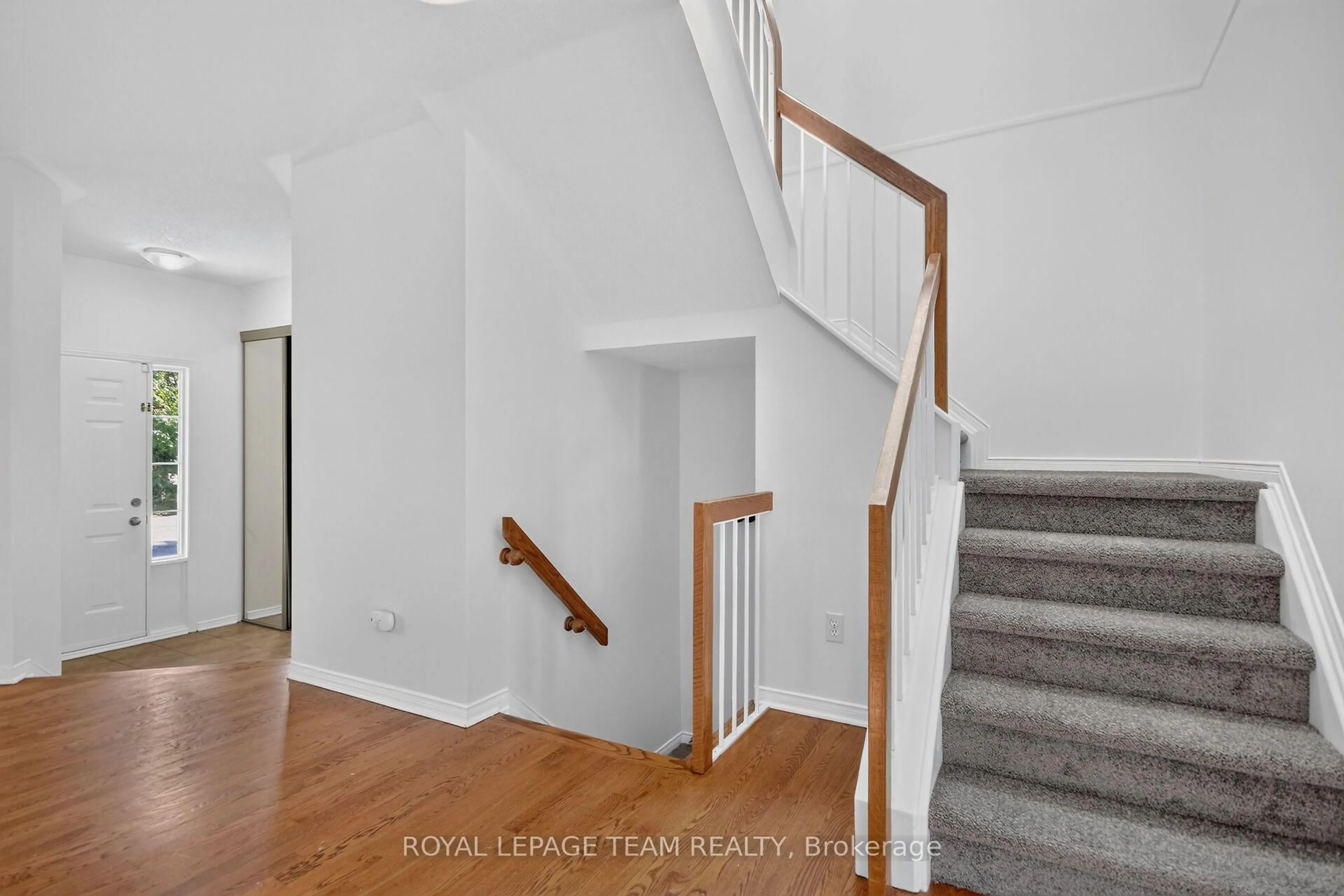 Stairs for 32 Vistapointe Dr, Barrhaven Ontario K2G 6N3