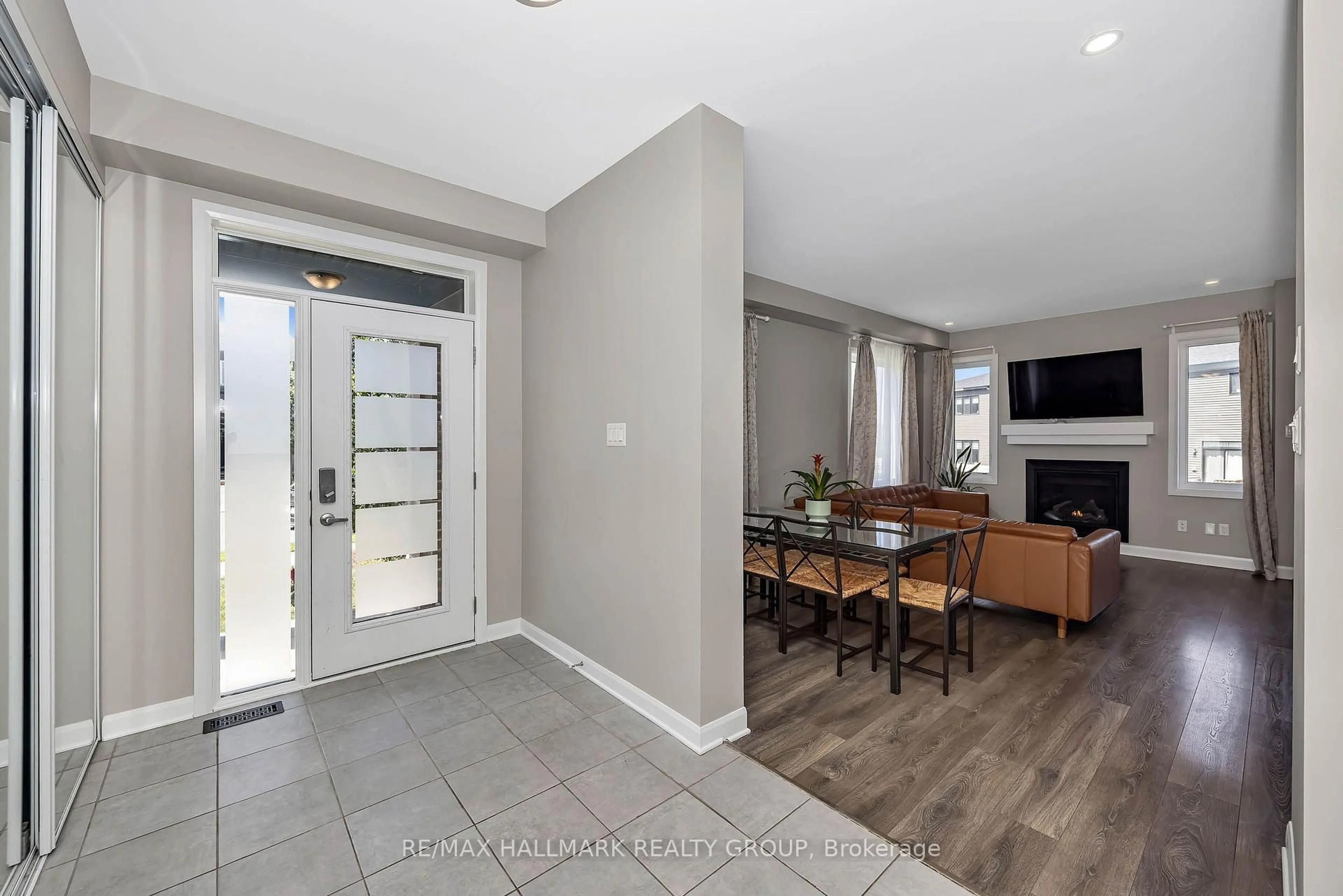 Indoor entryway for 196 Bending Way, Ottawa Ontario K2J 6P2